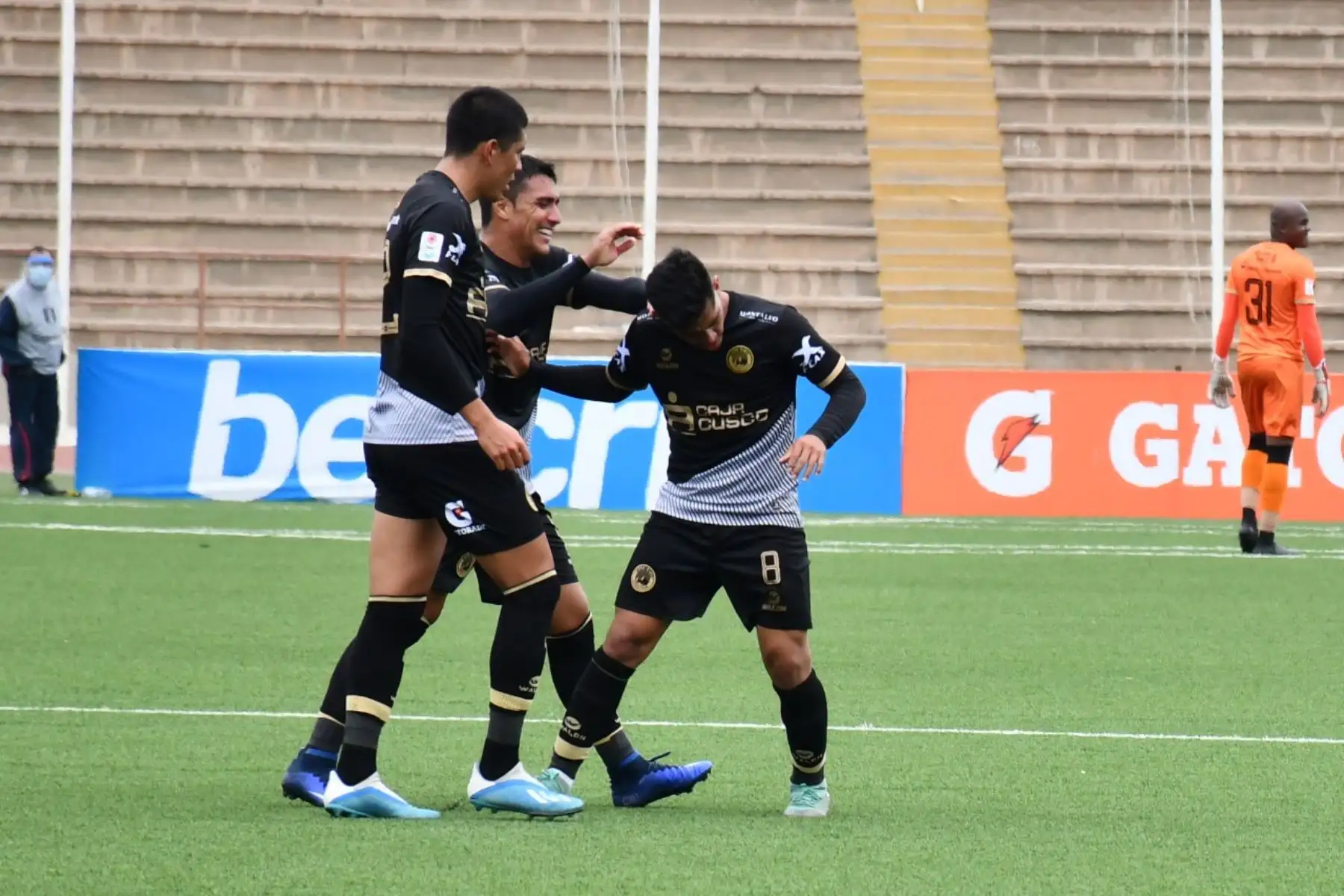 El futbolista J. Rivera de Cusco FC celebra junto a sus compañeros tras anotar el primer gol ante Deportivo Llacuabamba por la jornada 14 de la Liga 1. Foto: @LigaFutProf