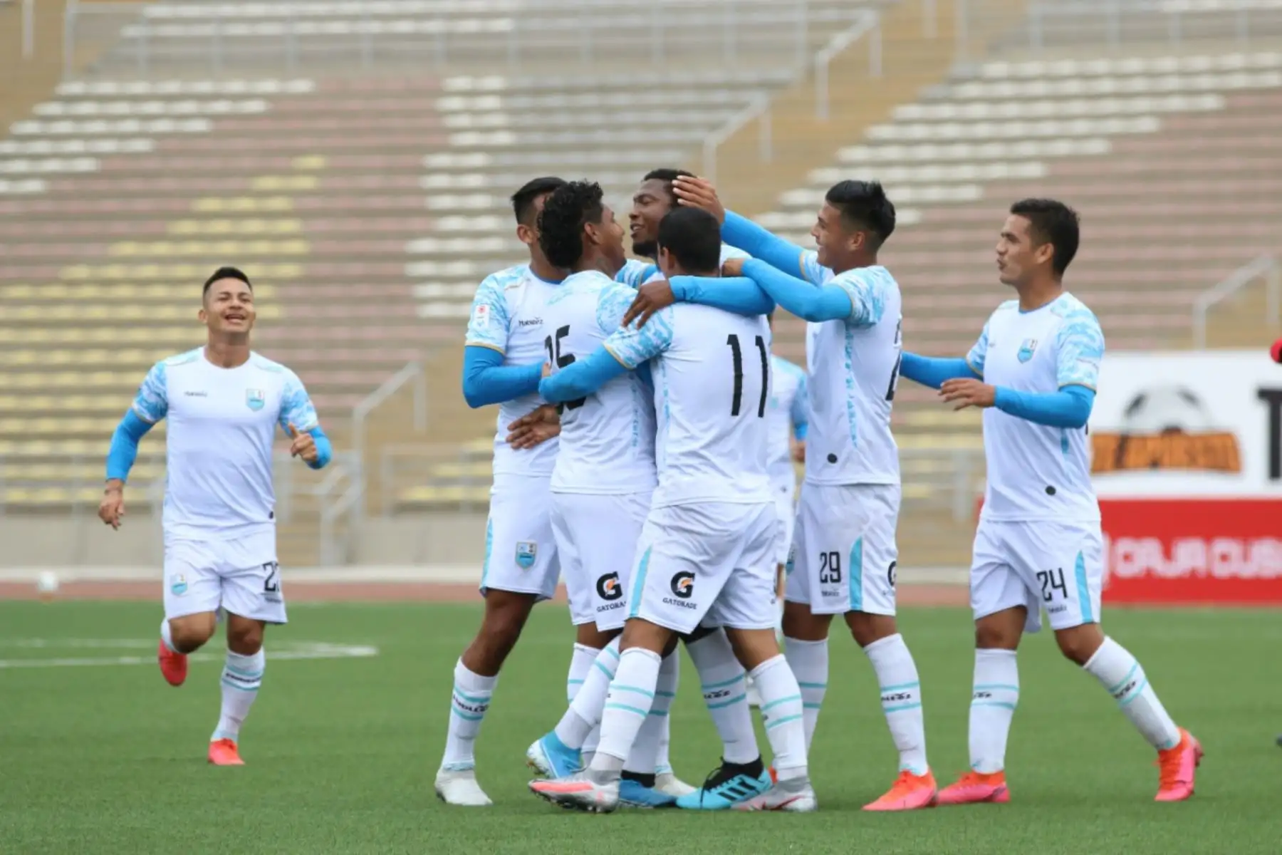 El futbolista Felix Uculmana del Deportivo Llacuabamba celebra junto a sus compañeros tras anotar el primer gol ante Cusco FC por la jornada 14 de la Liga 1. Foto: @LigaFutProf