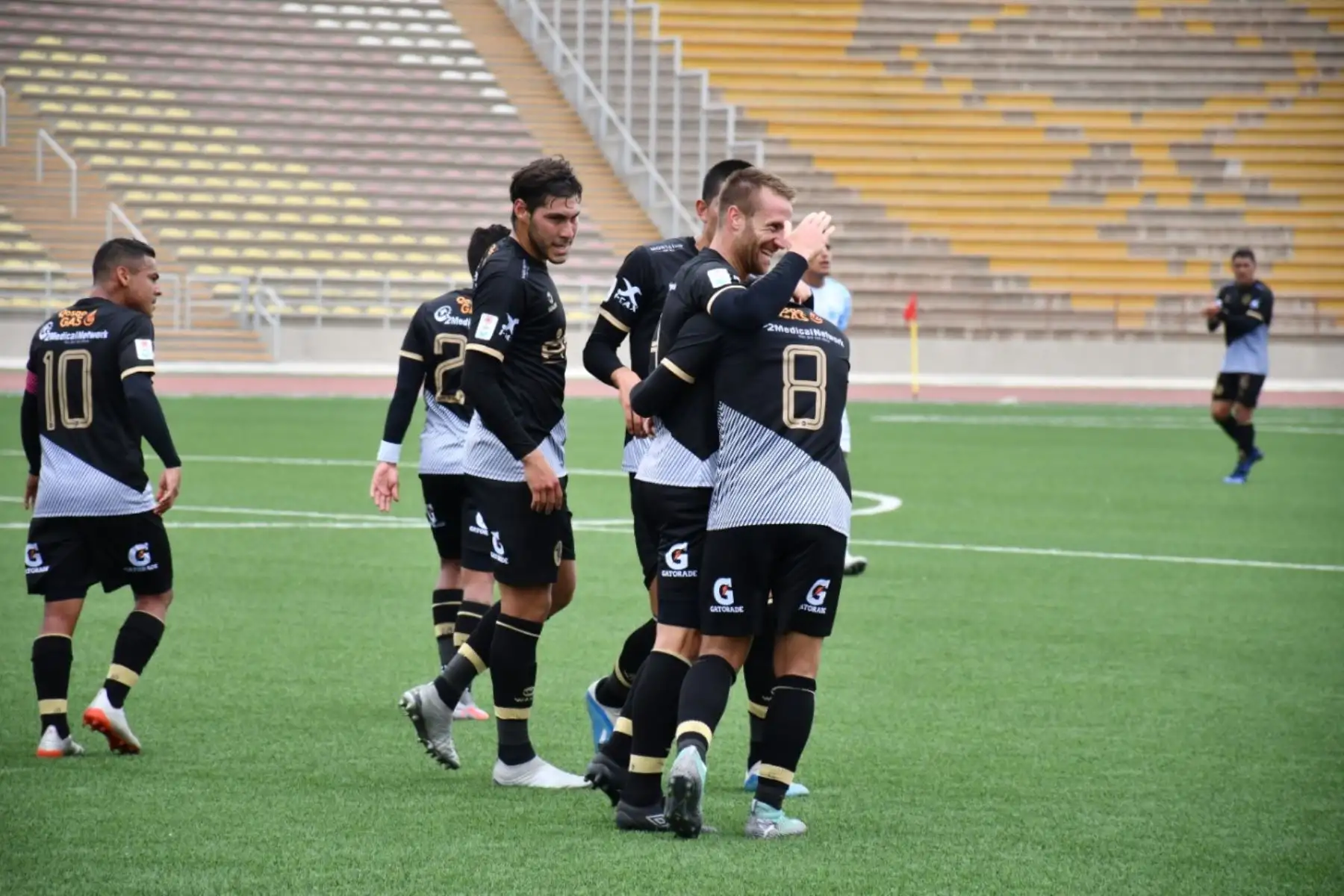 El futbolista J. Rivera de Cusco FC celebra junto a sus compañeros tras anotar el primer gol ante Deportivo Llacuabamba por la jornada 14 de la Liga 1. Foto: @LigaFutProf