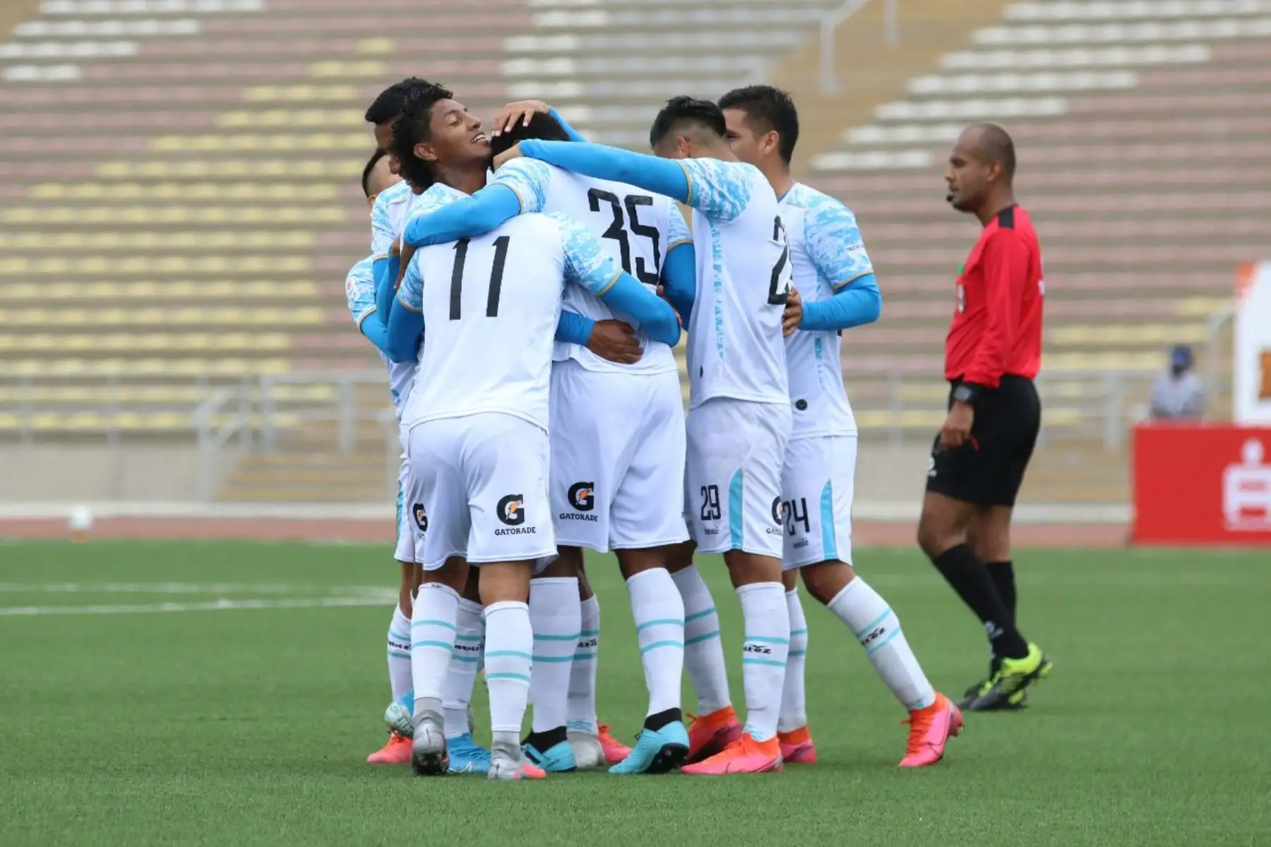 El futbolista Felix Uculmana del Deportivo Llacuabamba celebra junto a sus compañeros tras anotar el primer gol ante Cusco FC por la jornada 14 de la Liga 1. Foto: @LigaFutProf