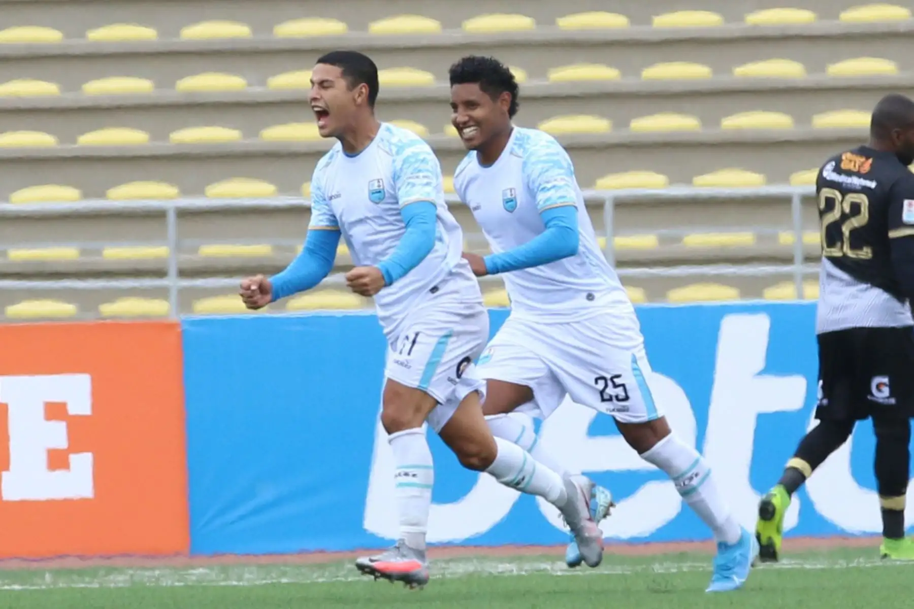 El futbolista K. Santamaría consigue el empate para Deportivo Llacuabamba ante Cusco FC por la jornada 14 de la Liga 1. Foto: @LigaFutProf