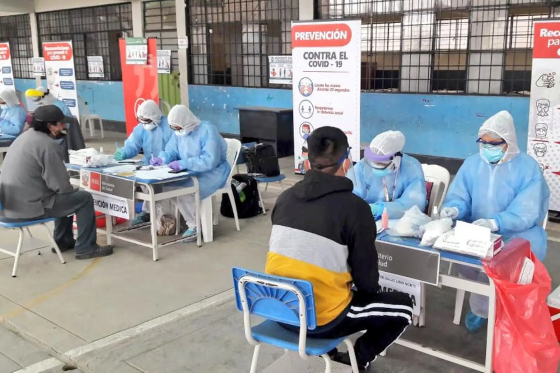 Ministerio de Salud, realizo evaluación y descarte de covid-19 a más de 500 personas  en Puente Piedra en el Centro Rápido de Atención Temporal instalado en la institución educativa 3070. 
Foto:ANDINA/Minsa