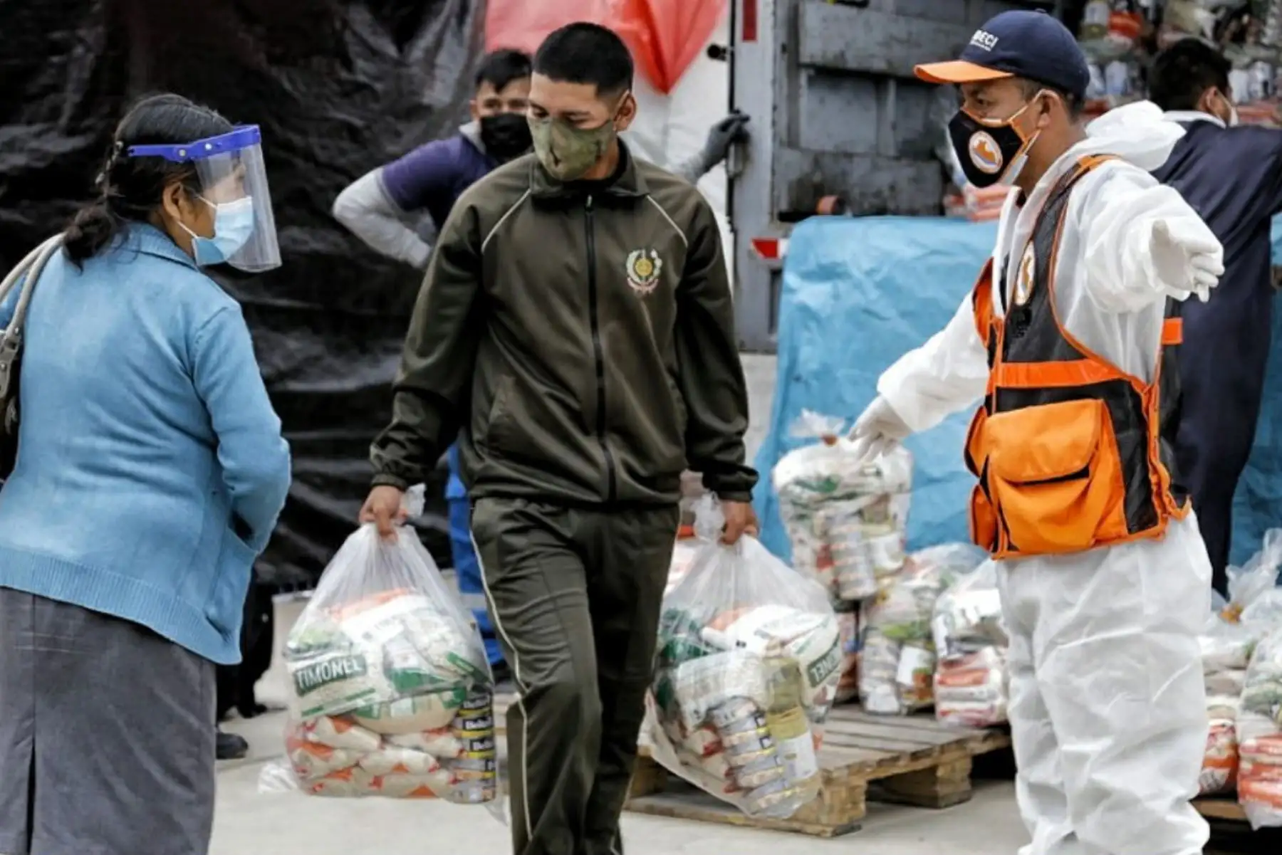 Indeci, PCM , Ejercito del Perú y Municipalidad del Rimac  entregan 3,464 kits de alimentos a familias con mayor vulnerabilidad ante la covid 19 de acuerdo al D.U. N° 068-2020,  la entrega se realizó en el Estadio Alejandro Villanueva en el Rímac
Foto: Indeci