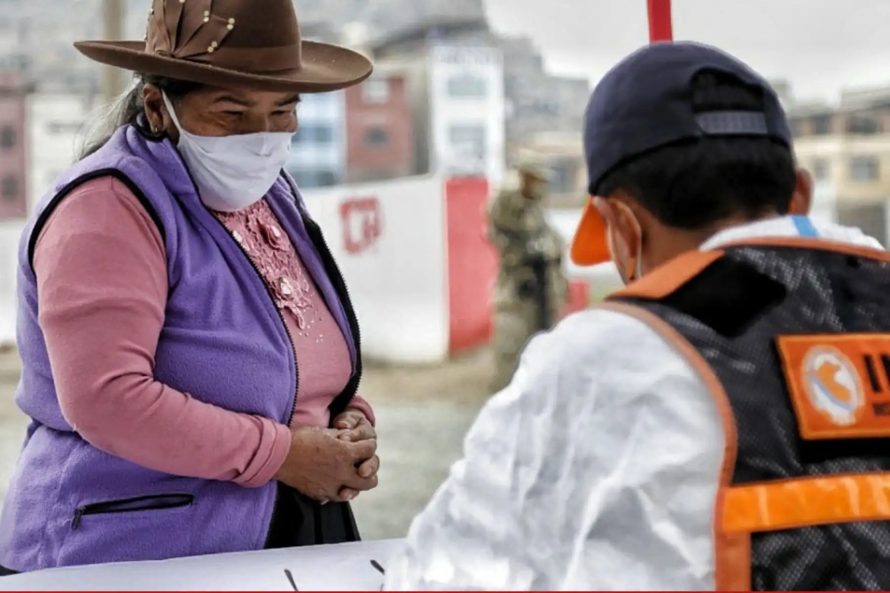Indeci, PCM , Ejercito del Perú y Municipalidad del Rimac  entregan 3,464 kits de alimentos a familias con mayor vulnerabilidad ante la covid 19 de acuerdo al D.U. N° 068-2020,  la entrega se realizó en el Estadio Alejandro Villanueva en el Rímac
Foto: Indeci