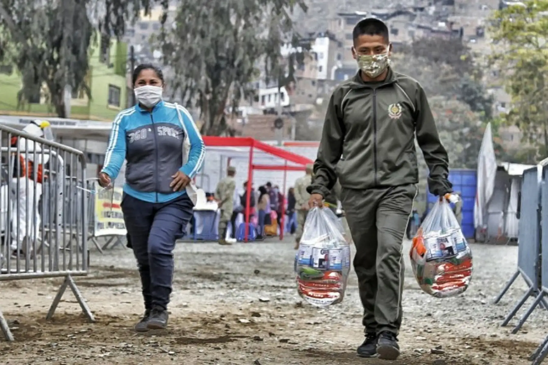 Indeci,PCM , Ejercito del Perú y Municipalidad del Rimac  entregan 3,464 kits de alimentos a familias con mayor vulnerabilidad ante la covid 19 de acuerdo al D.U. N° 068-2020,  la entrega se realizó en el Estadio Alejandro Villanueva en el Rímac
Foto: Indeci