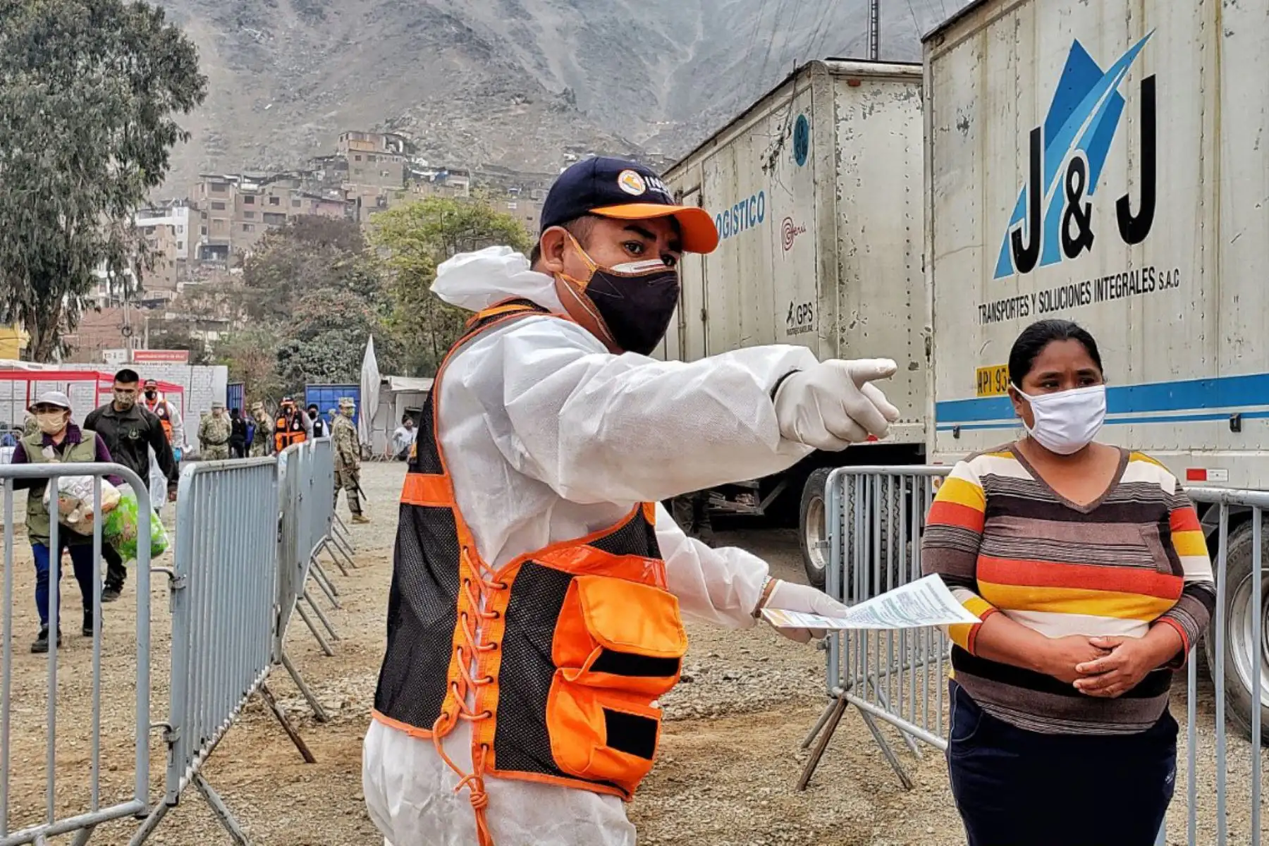 Indeci , PCM , Ejercito del Perú y Municipalidad del Rimac  entregan 3,464 kits de alimentos a familias con mayor vulnerabilidad ante la covid 19 de acuerdo al D.U. N° 068-2020,  la entrega se realizó en el Estadio Alejandro Villanueva en el Rímac
Foto: Indeci