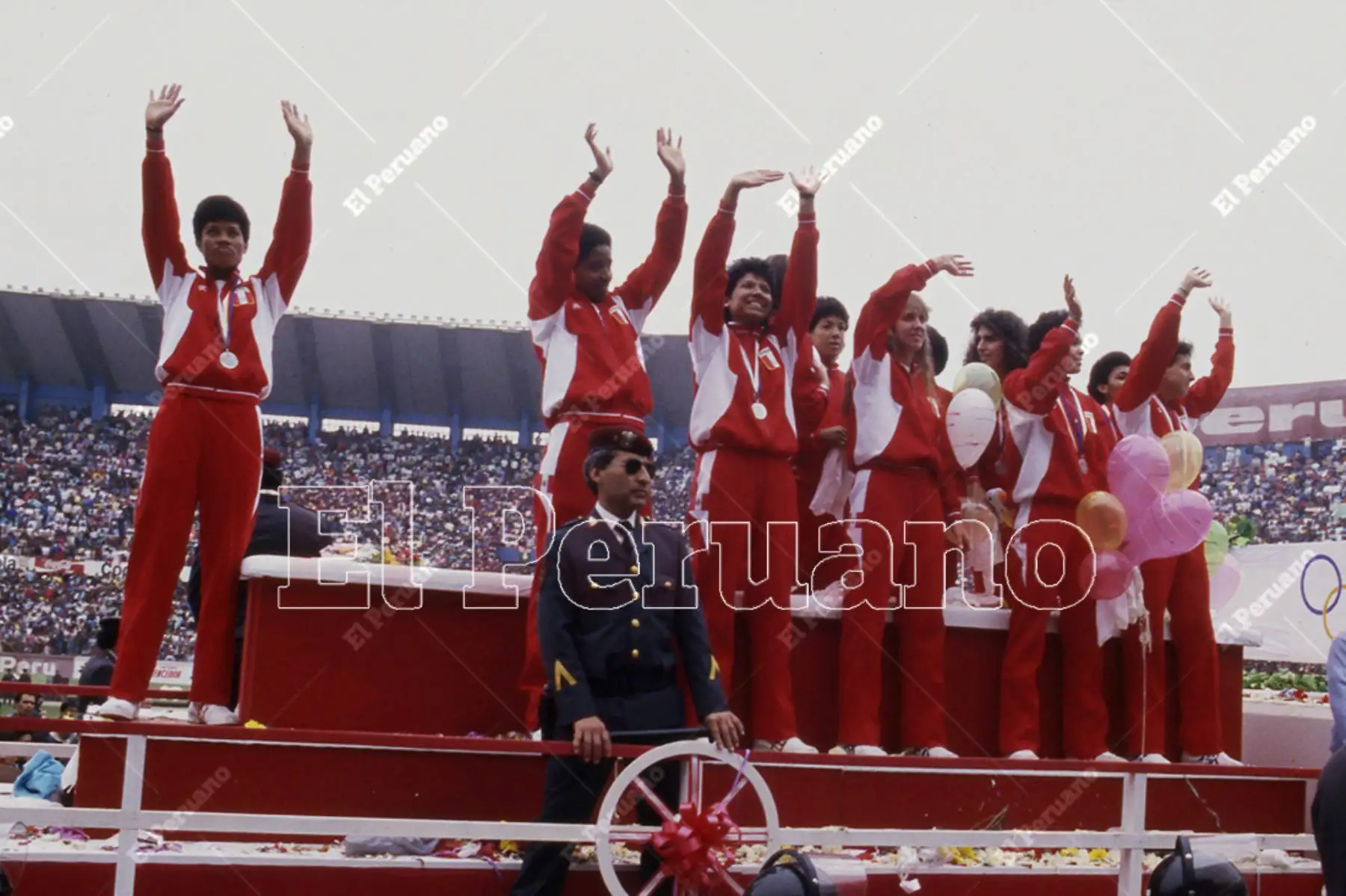 Lima - 2 octubre 1988 / Multitudinaria bienvenida en el Estadio Nacional a la selección peruana de voleibol, medalla de plata en los Juegos Olímpicos de Seúl 88. 
Foto: Archivo Histórico de El Peruano / Leoncio Mariscal Lima - 2 octubre 1988 / Multitudinaria bienvenida en el Estadio Nacional a la selección peruana de voleibol, medalla de plata en los Juegos Olímpicos de Seúl 88. 
Foto: Archivo Histórico de El Peruano / Leoncio Mariscal