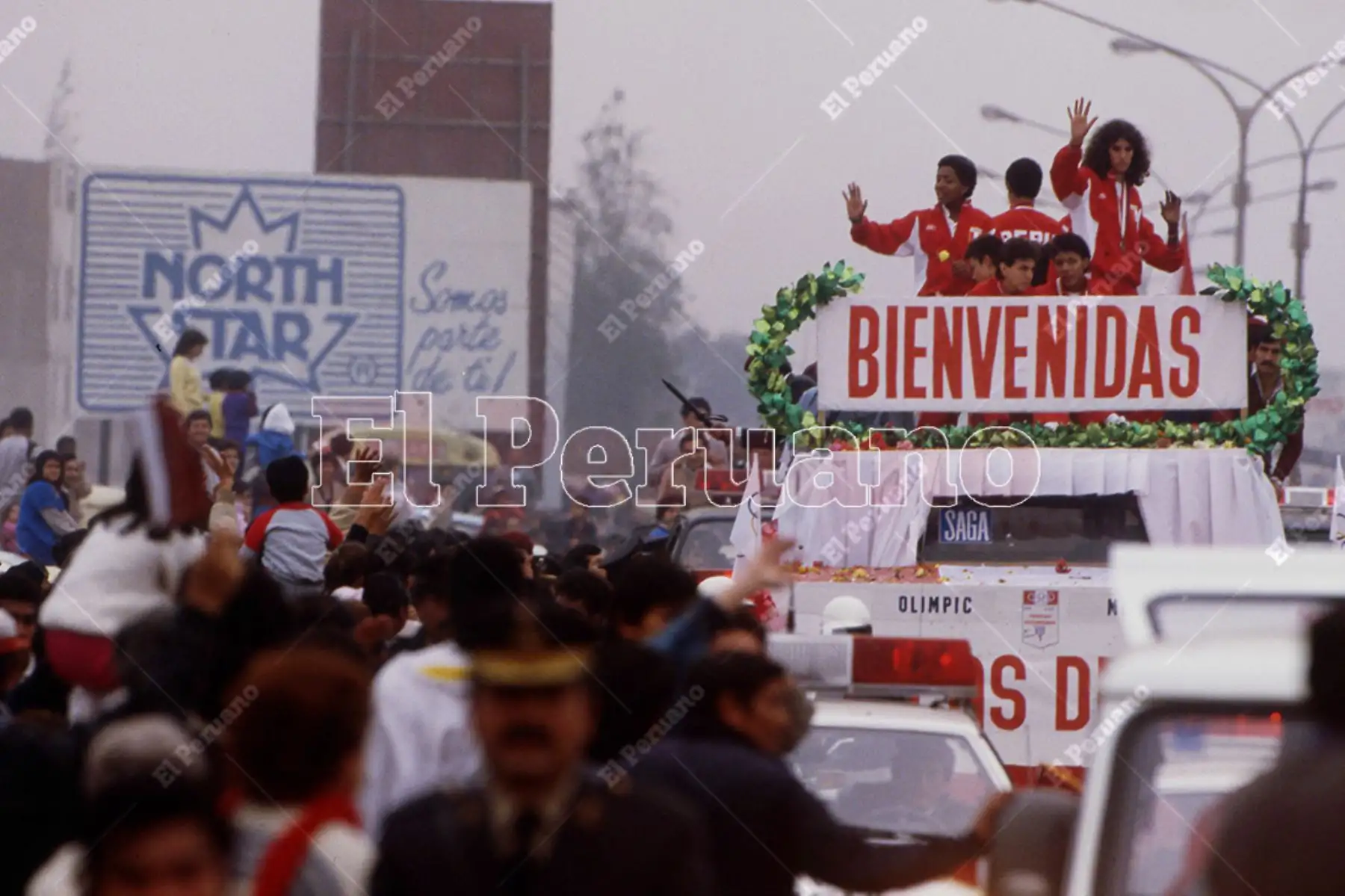 Lima - 2 octubre 1988 / Multitudinaria bienvenida a la selección peruana de voleibol, subcampeona olímpica en los juegos de Seúl 88. 
Foto: Archivo Histórico de el Peruano Lima - 2 octubre 1988 / Multitudinaria bienvenida a la selección peruana de voleibol, subcampeona olímpica en los juegos de Seúl 88. 
Foto: Archivo Histórico de el Peruano