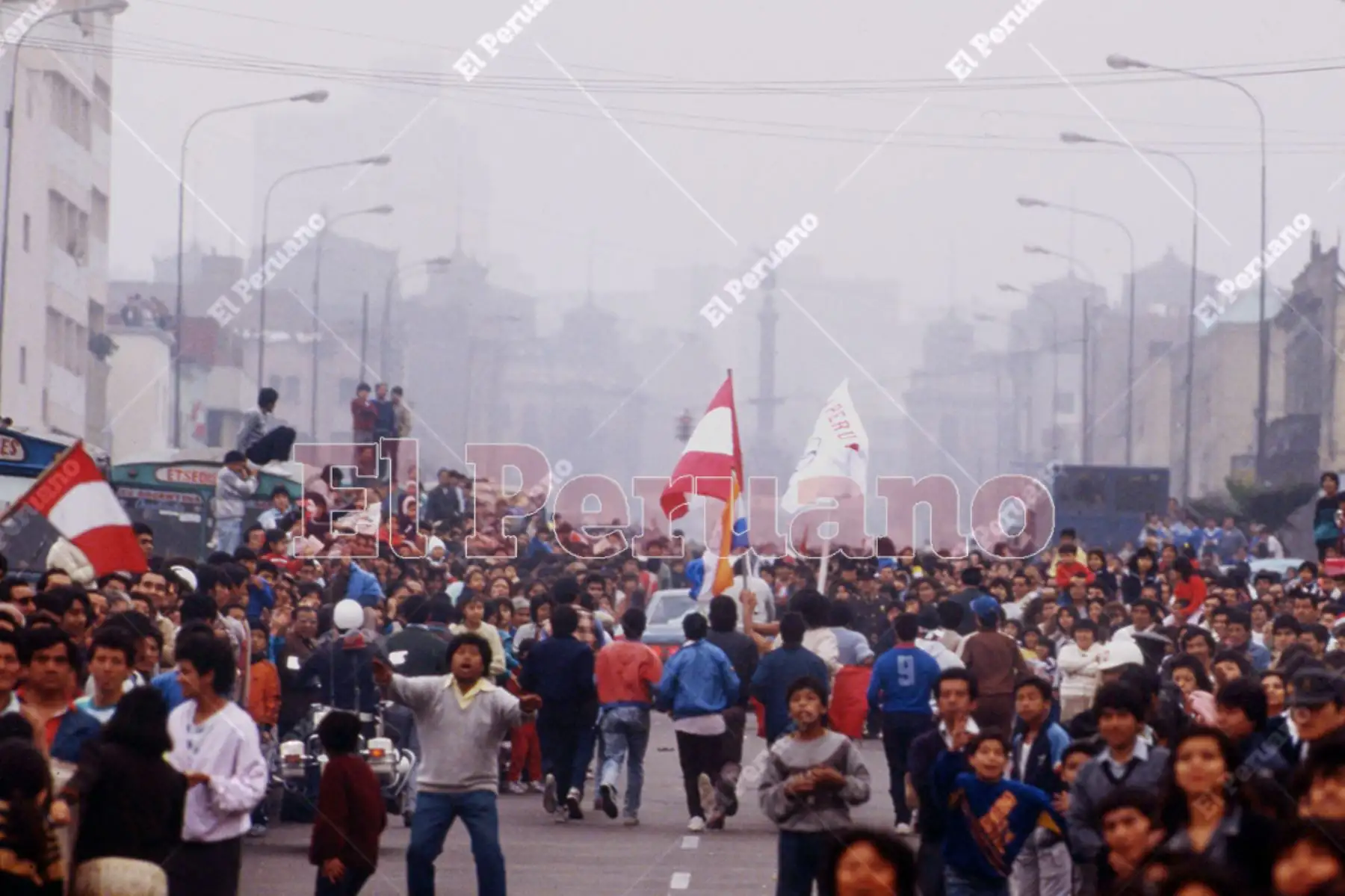 Lima - 2 octubre 1988 / Multitudinaria bienvenida a la selección peruana de voleibol, medalla de plata en Los Juego Olímpicos de Seúl 88. Foto: Archivo Histórico de El Peruano / Leoncio Mariscal Lima - 2 octubre 1988 / Multitudinaria bienvenida a la selección peruana de voleibol, medalla de plata en Los Juego Olímpicos de Seúl 88. Foto: Archivo Histórico de El Peruano / Leoncio Mariscal