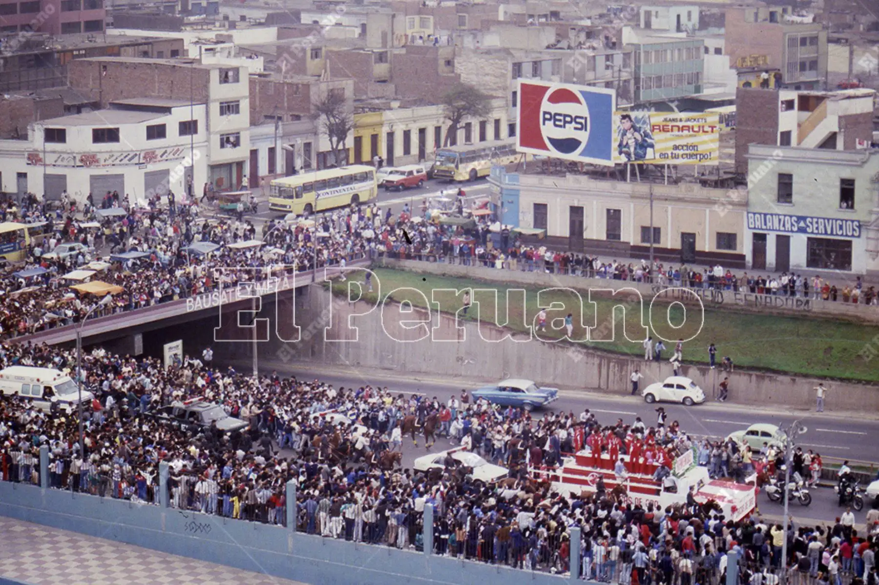 Lima - 2 octubre 1988 / Multitudinario recibimiento  a la selección peruana de voleibol, subcampeona olímpica en los juegos  de Seúl 88. 
Foto: Archivo Histórico de El Peruano / Justo López Lima - 2 octubre 1988 / Multitudinario recibimiento  a la selección peruana de voleibol, subcampeona olímpica en los juegos  de Seúl 88. 
Foto: Archivo Histórico de El Peruano / Justo López