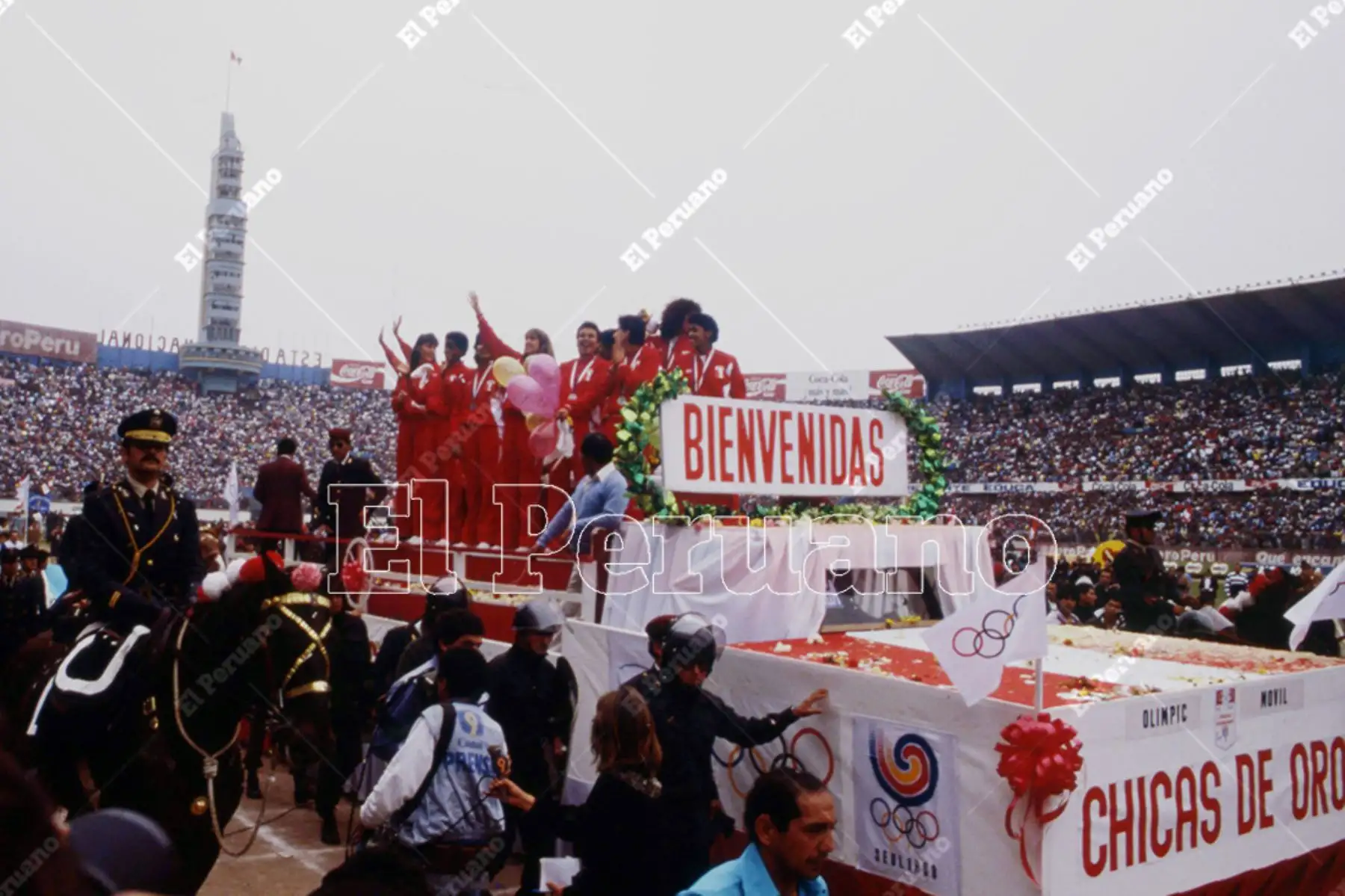 Lima - 2 octubre 1988 / Multitudinaria bienvenida en el Estadio Nacional a la selección peruana de voleibol, medalla de plata en los Juegos Olímpicos de Seúl 88.  
Foto: Archivo Histórico de El Peruano / Leoncio Mariscal Lima - 2 octubre 1988 / Multitudinaria bienvenida en el Estadio Nacional a la selección peruana de voleibol, medalla de plata en los Juegos Olímpicos de Seúl 88.  
Foto: Archivo Histórico de El Peruano / Leoncio Mariscal