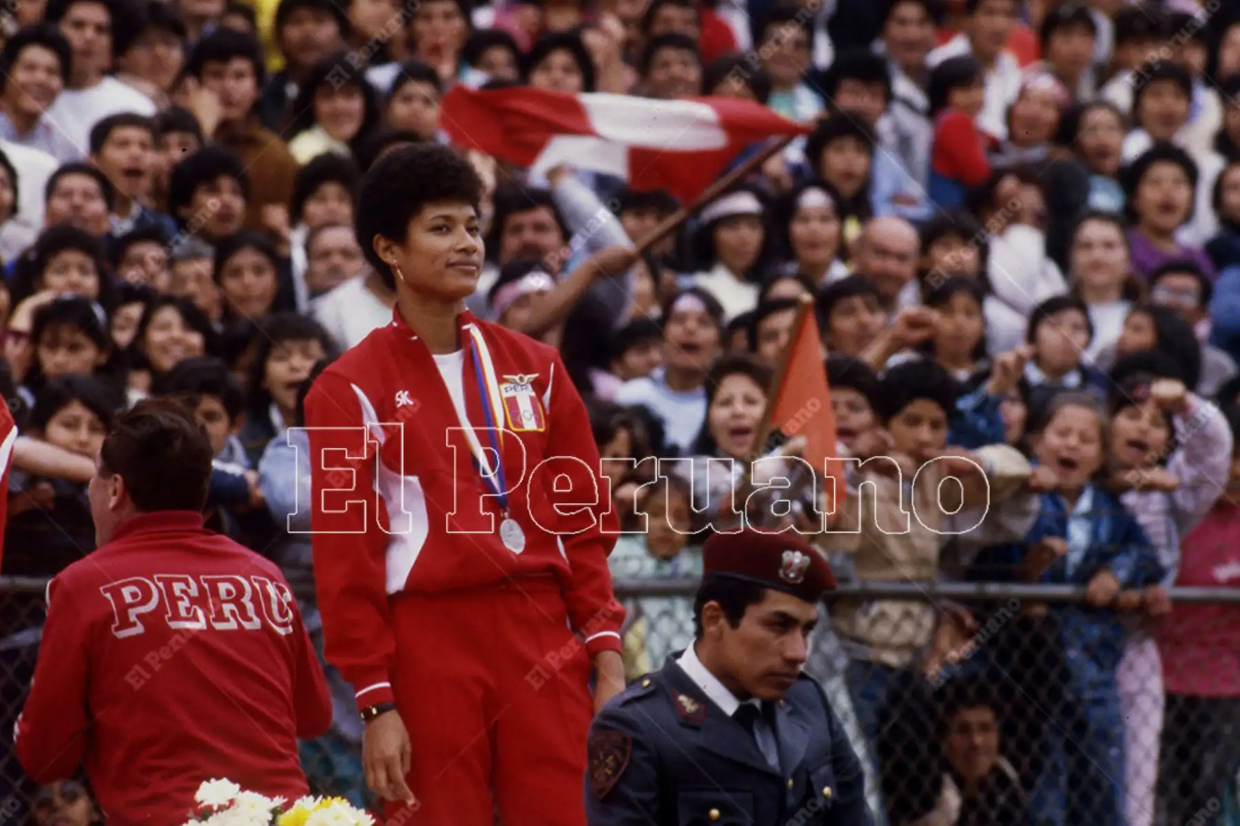 Lima - 2 octubre 1988 / Cecilia Tait, la "Zurda de Oro", emocionada ente la multitudinaria bienvenida en el Estadio Nacional a la selección peruana de voleibol, medalla de plata en los Juegos Olímpicos de Seúl 88.  
Foto: Archivo Histórico de El Peruano / Leoncio Mariscal Lima - 2 octubre 1988 / Cecilia Tait, la "Zurda de Oro", emocionada ente la multitudinaria bienvenida en el Estadio Nacional a la selección peruana de voleibol, medalla de plata en los Juegos Olímpicos de Seúl 88.  
Foto: Archivo Histórico de El Peruano / Leoncio Mariscal