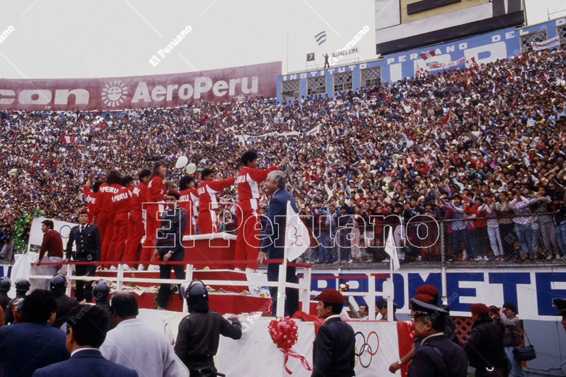 Lima - 2 octubre 1988 / Multitudinaria bienvenida en el Estadio Nacional a la selección peruana de voleibol, medalla de plata en los Juegos Olímpicos de Seúl 88. 
Foto: Archivo Histórico de El Peruano / Leoncio Mariscal Lima - 2 octubre 1988 / Multitudinaria bienvenida en el Estadio Nacional a la selección peruana de voleibol, medalla de plata en los Juegos Olímpicos de Seúl 88. 
Foto: Archivo Histórico de El Peruano / Leoncio Mariscal