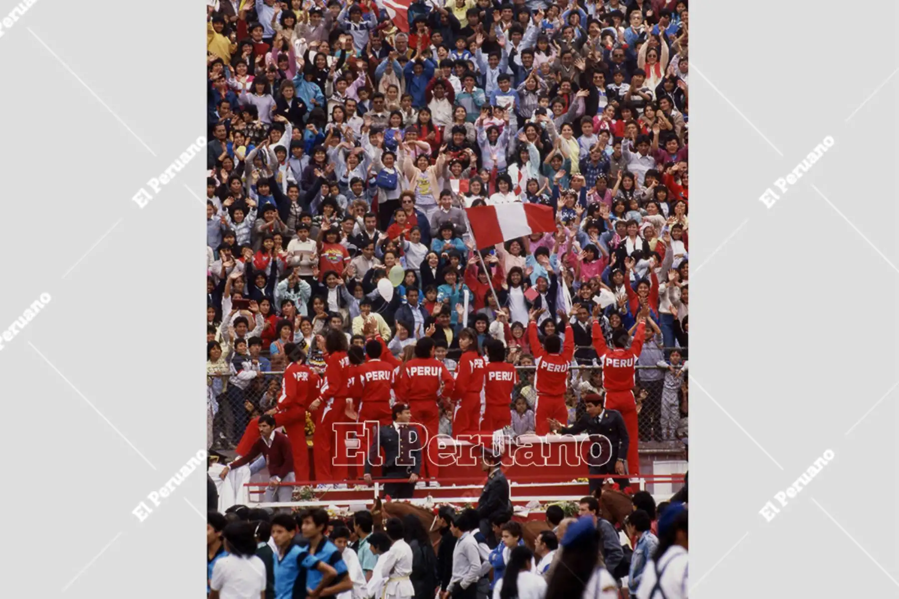 Lima - 2 octubre 1988 / Multitudinaria bienvenida en el Estadio Nacional a la selección peruana de voleibol, medalla de plata en los Juegos Olímpicos de Seúl 88.  
Foto: Archivo Histórico de El Peruano / Leoncio Mariscal Lima - 2 octubre 1988 / Multitudinaria bienvenida en el Estadio Nacional a la selección peruana de voleibol, medalla de plata en los Juegos Olímpicos de Seúl 88.  
Foto: Archivo Histórico de El Peruano / Leoncio Mariscal