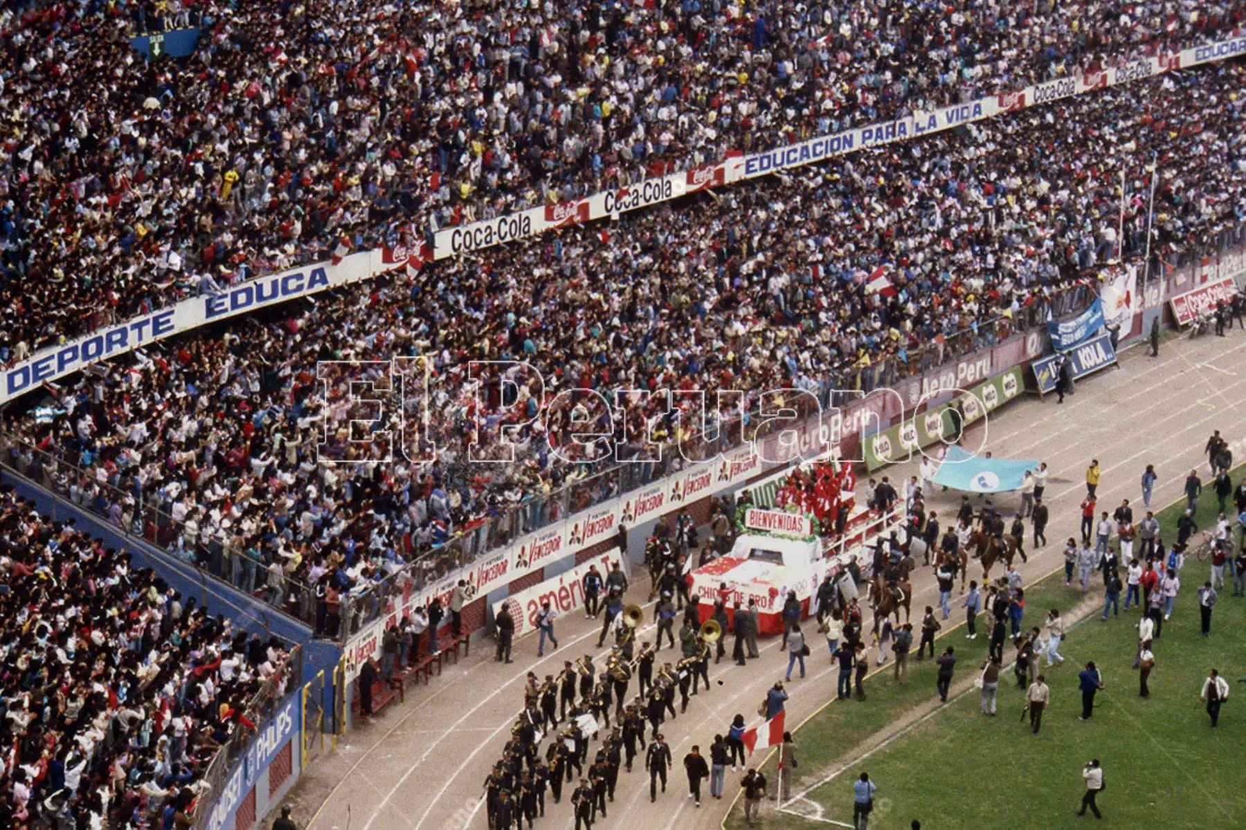 Lima - 2 octubre 1988 / Multitudinario recibimiento en el Estadio Nacional a la selección peruana de voleibol subcampeona olímpica en los juegos  de Seúl 88. 
Foto: Archivo Histórico de El Peruano / Justo López Lima - 2 octubre 1988 / Multitudinario recibimiento en el Estadio Nacional a la selección peruana de voleibol subcampeona olímpica en los juegos  de Seúl 88. 
Foto: Archivo Histórico de El Peruano / Justo López
