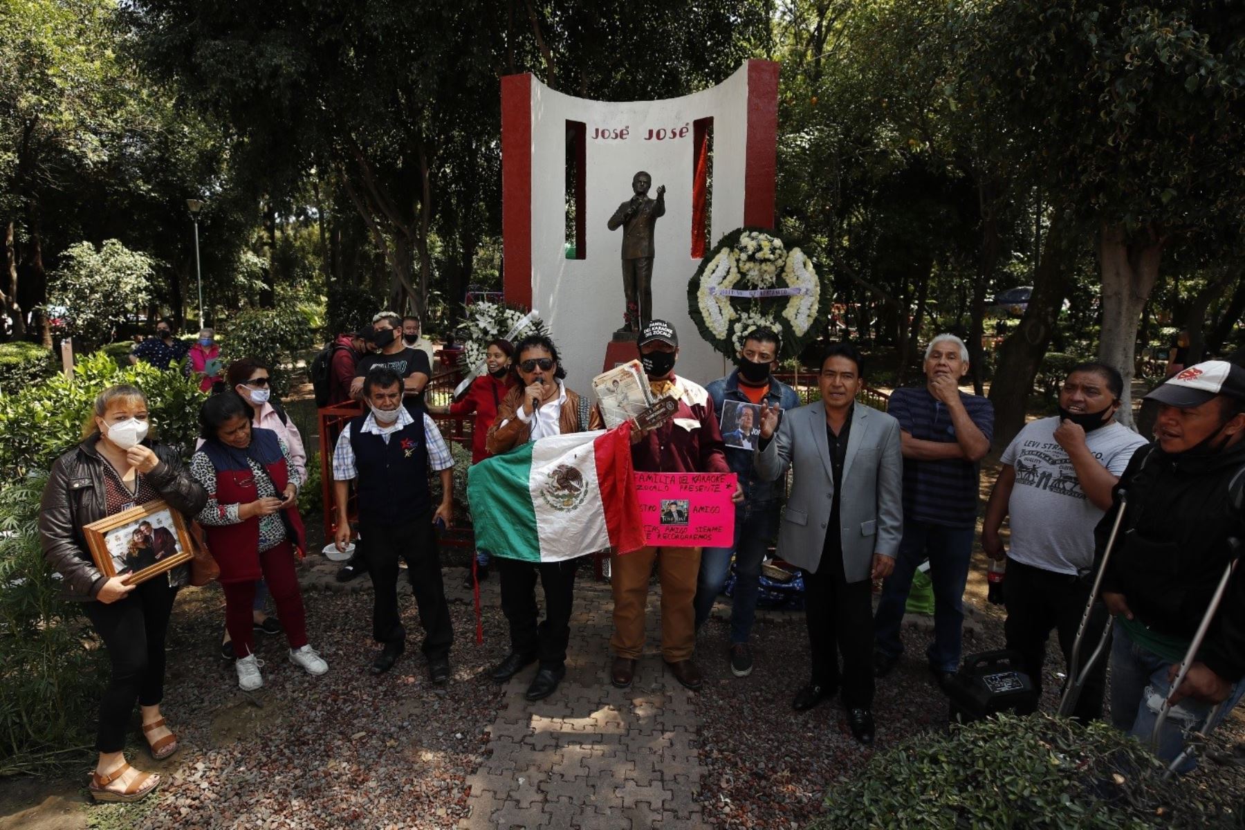 Seguidores del cantante mexicano José José rinden homenaje al destacado artista, a un año de su muerte. Foto: EFEEFE