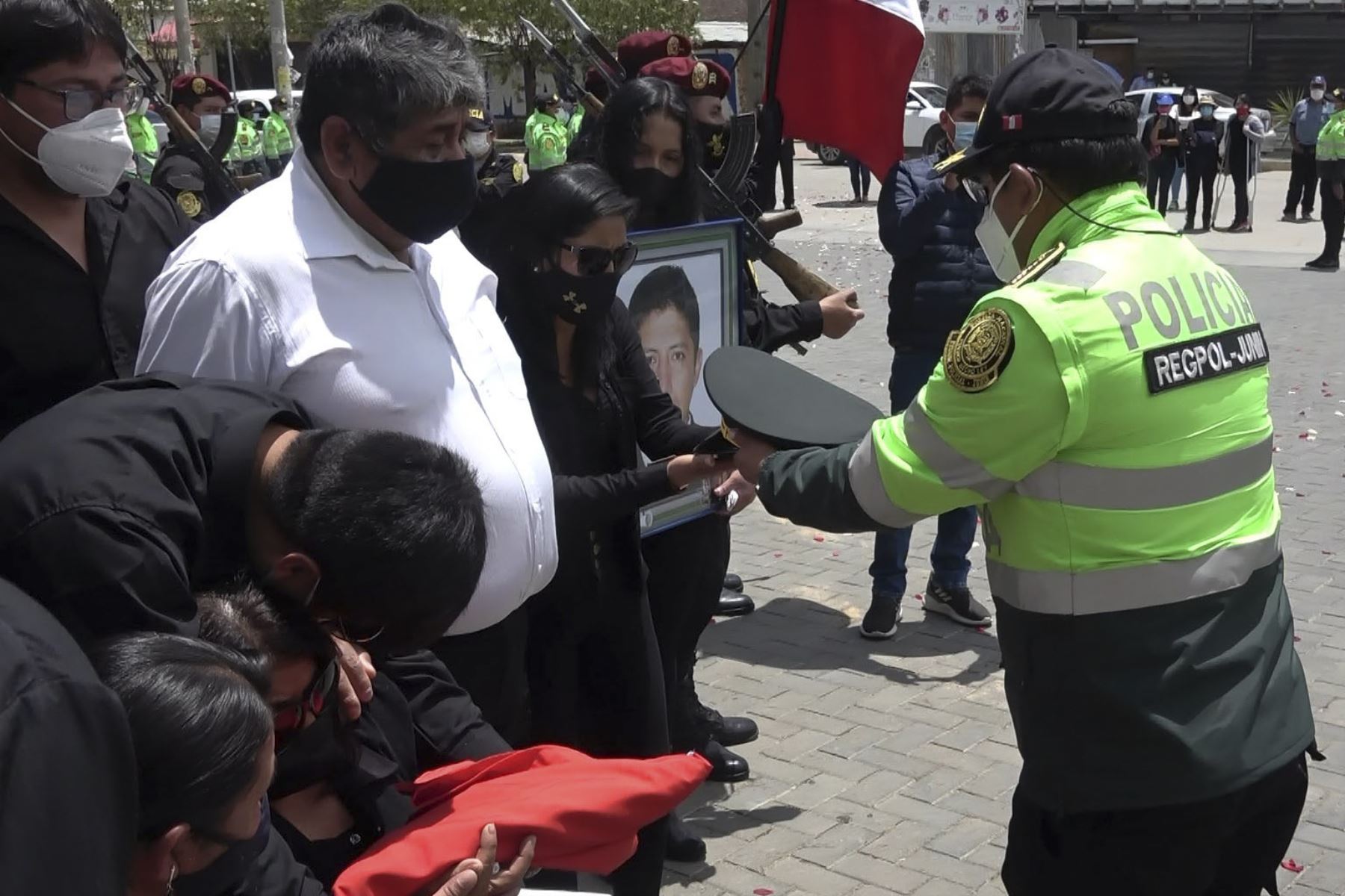 Rinden honores a policía muerto en una comisaría de Lima previo al entierro en un cementerio de Huancayo.