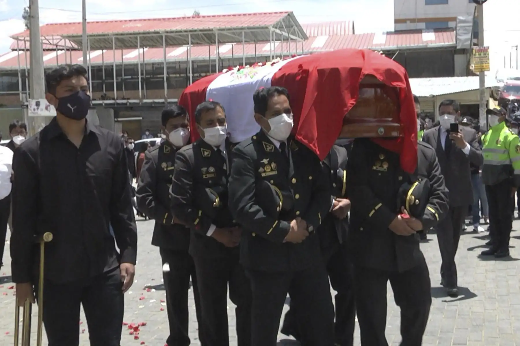 Rinden honores a policía muerto en una comisaría de Lima previo al entierro en un cementerio de Huancayo.