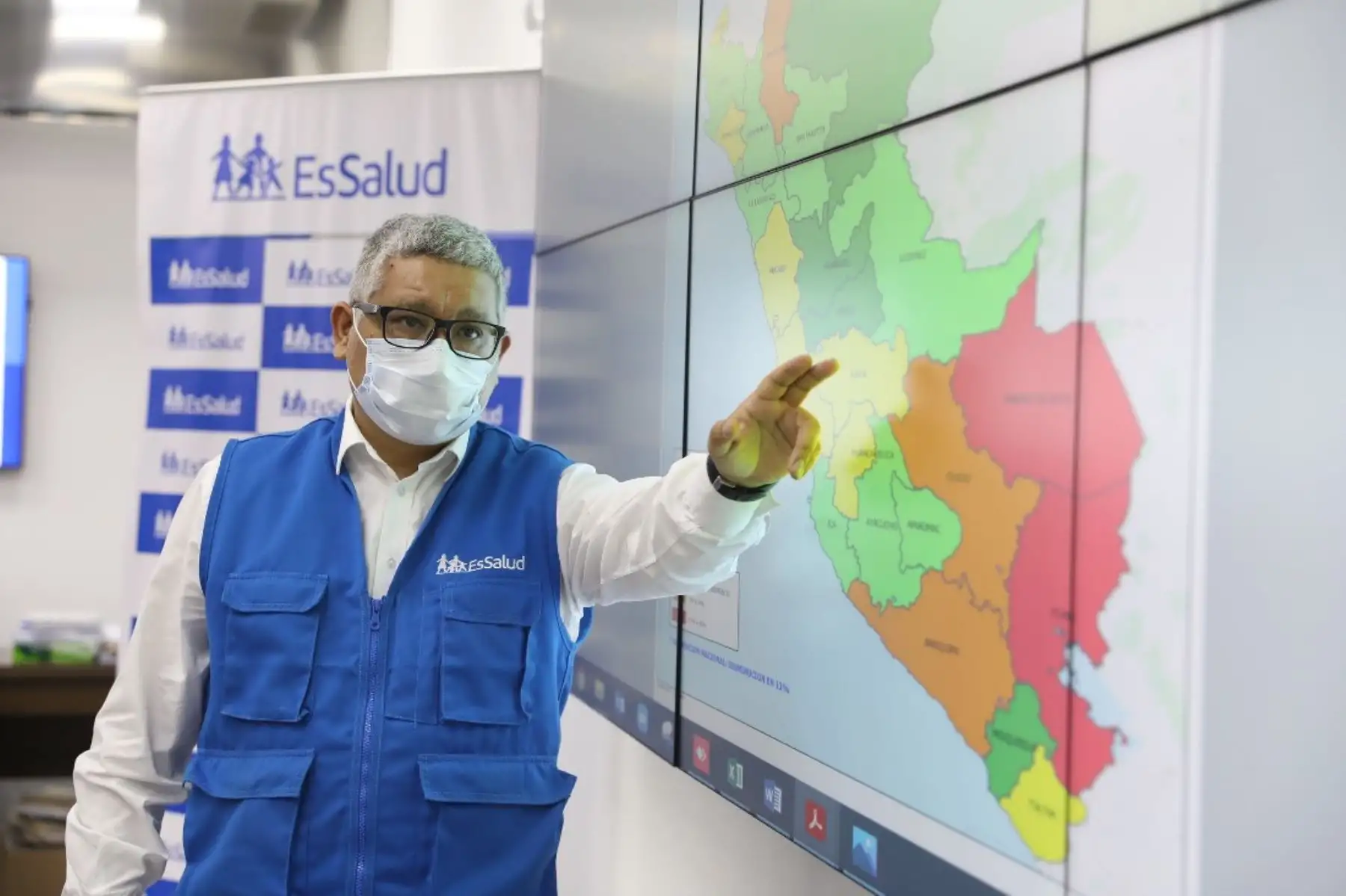 Dante Cersso, de EsSalud, señala que contagios semanales de covid-19 bajaron en más de 50 % en 15 distritos de Lima y Callao. Foto: ANDINA/difusión.