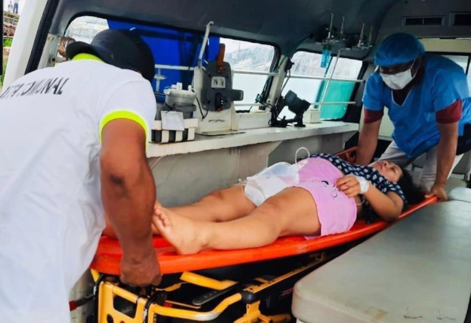 La brigada del Minsa traslado en una embarcación fluvial a una paciente gestante de la comunidad Tamshiyacu. Ella fue internada en el Hospital Regional ubicado en la ciudad de Iquitos.