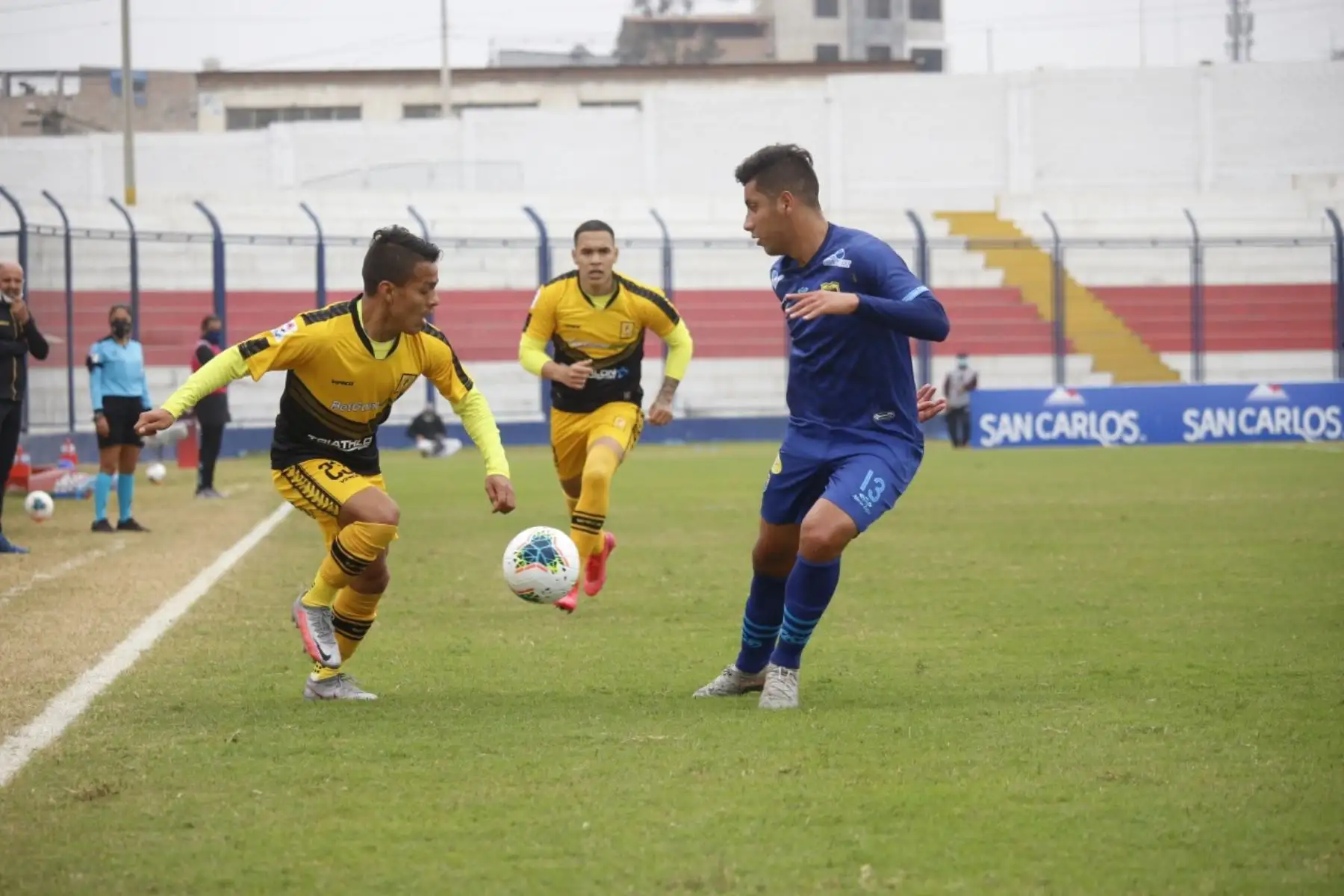 El futbolista J. Aguirre de Carlos Stein marca a su rival de Cantolao por la fecha 15 de la Liga 1, en el estadio Iván Elías Moreno. Foto: @LigaFutProf