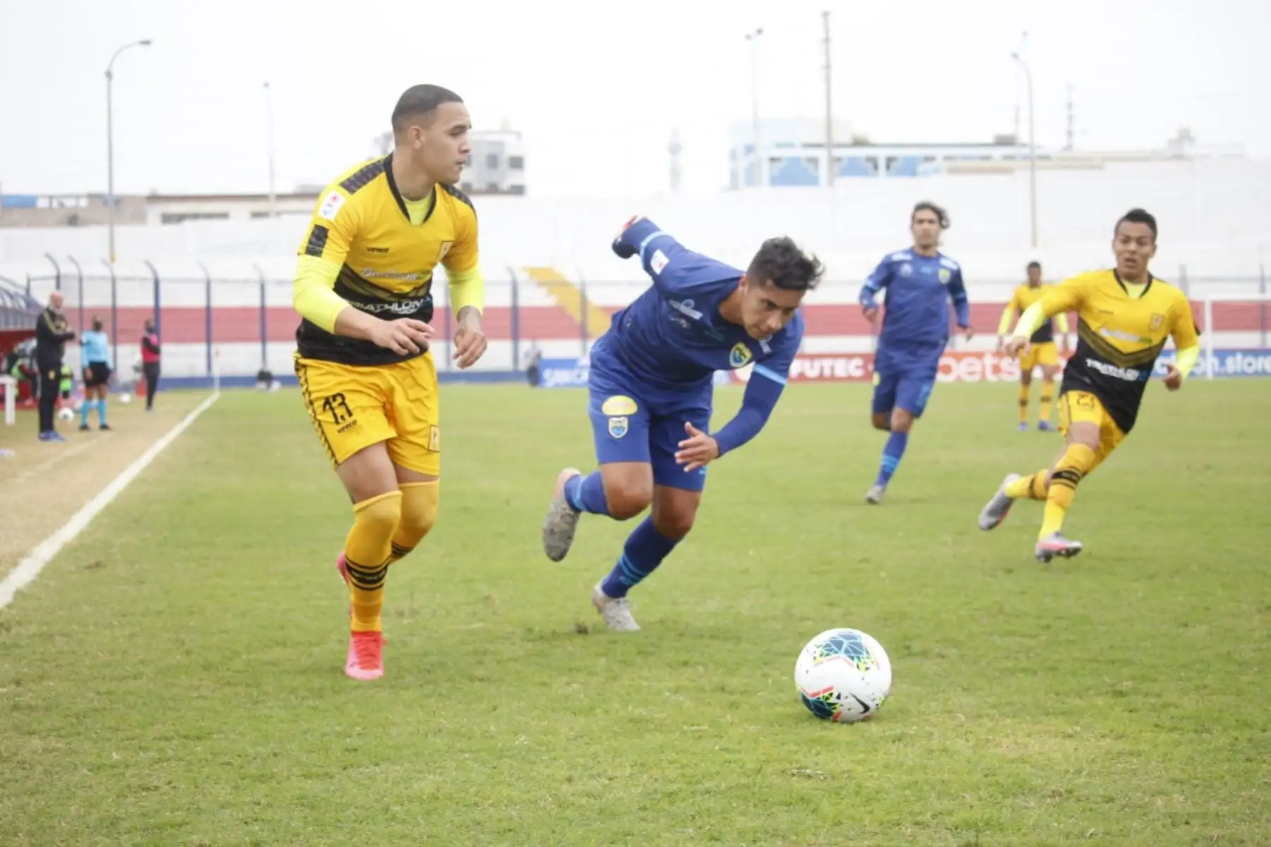 El futbolista C. Barco del Cantolao disputa el balón frente su rival de Carlos Stein por la fecha 15 de la Liga 1, en el estadio Iván Elías Moreno. Foto: @LigaFutProf