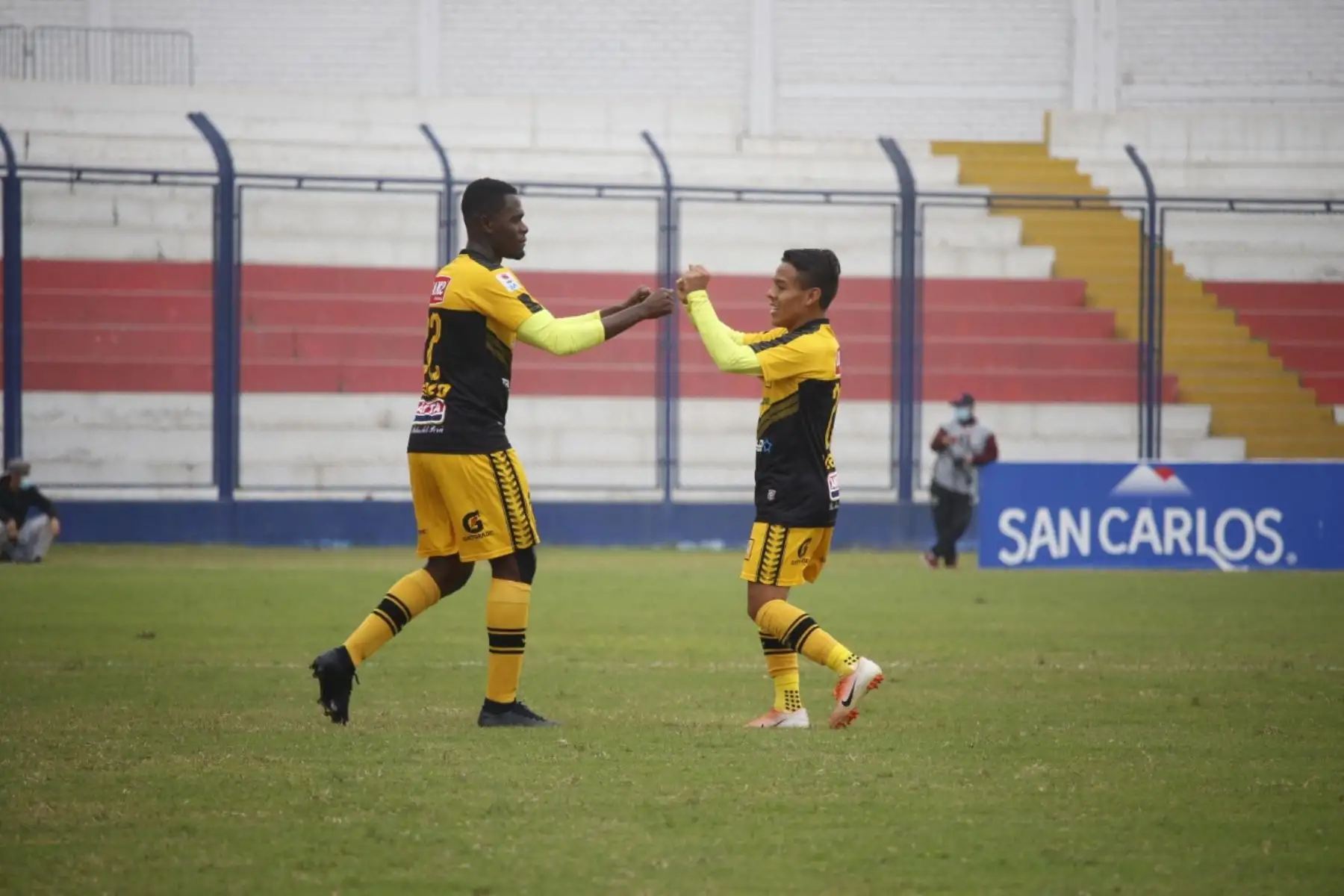 El futbolista J. Quintero del Cantolao celebra junto a su compañero tras marcar el 1 a 0 ante Carlos Stein por la fecha 15 de la Liga 1, en el estadio Iván Elías Moreno. Foto: @LigaFutProf