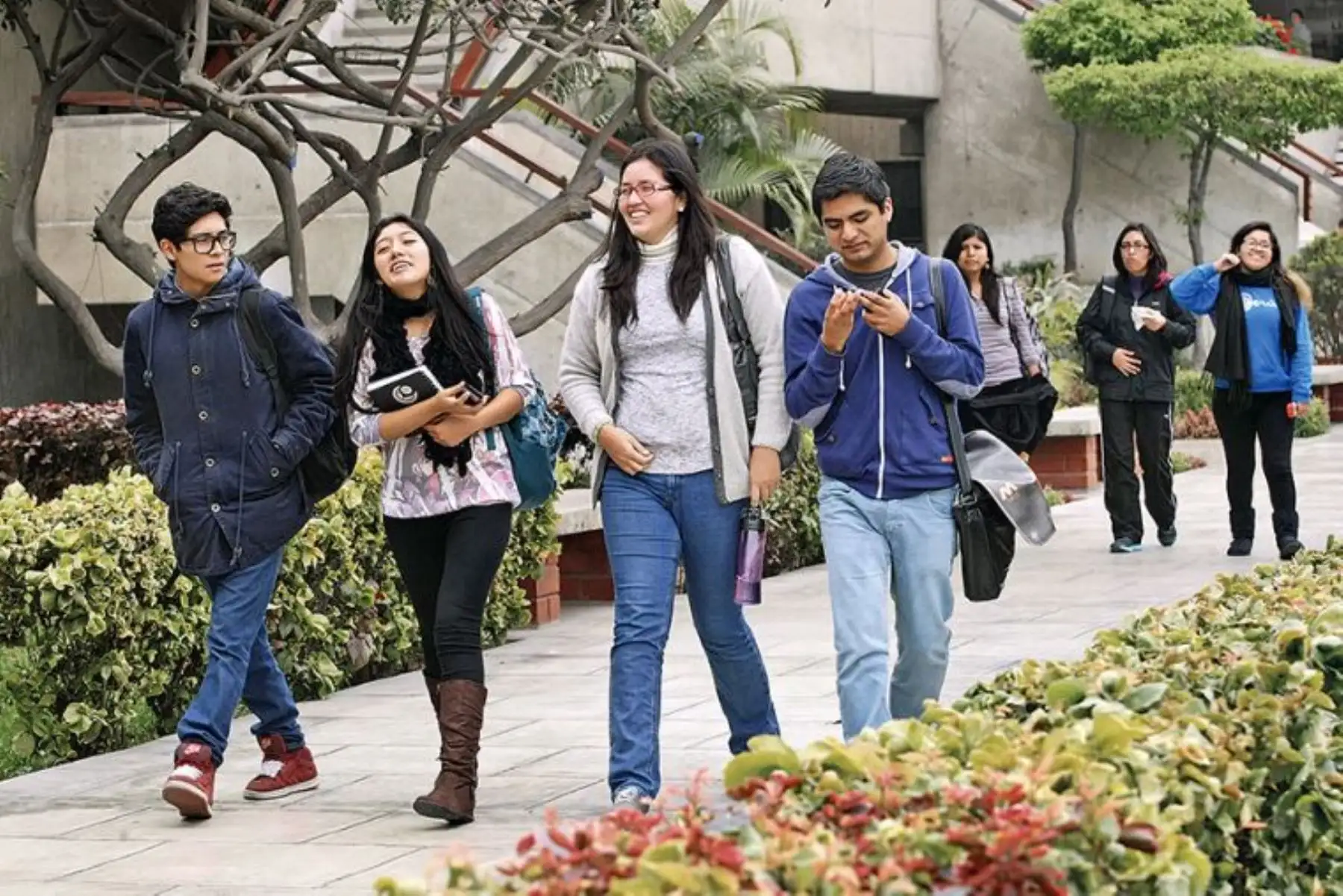 Minedu amplió a 24,000 las becas y entregó 90,000 chips, que llegarán a 240,000 para estudiantes vulnerables. Foto: El Peruano