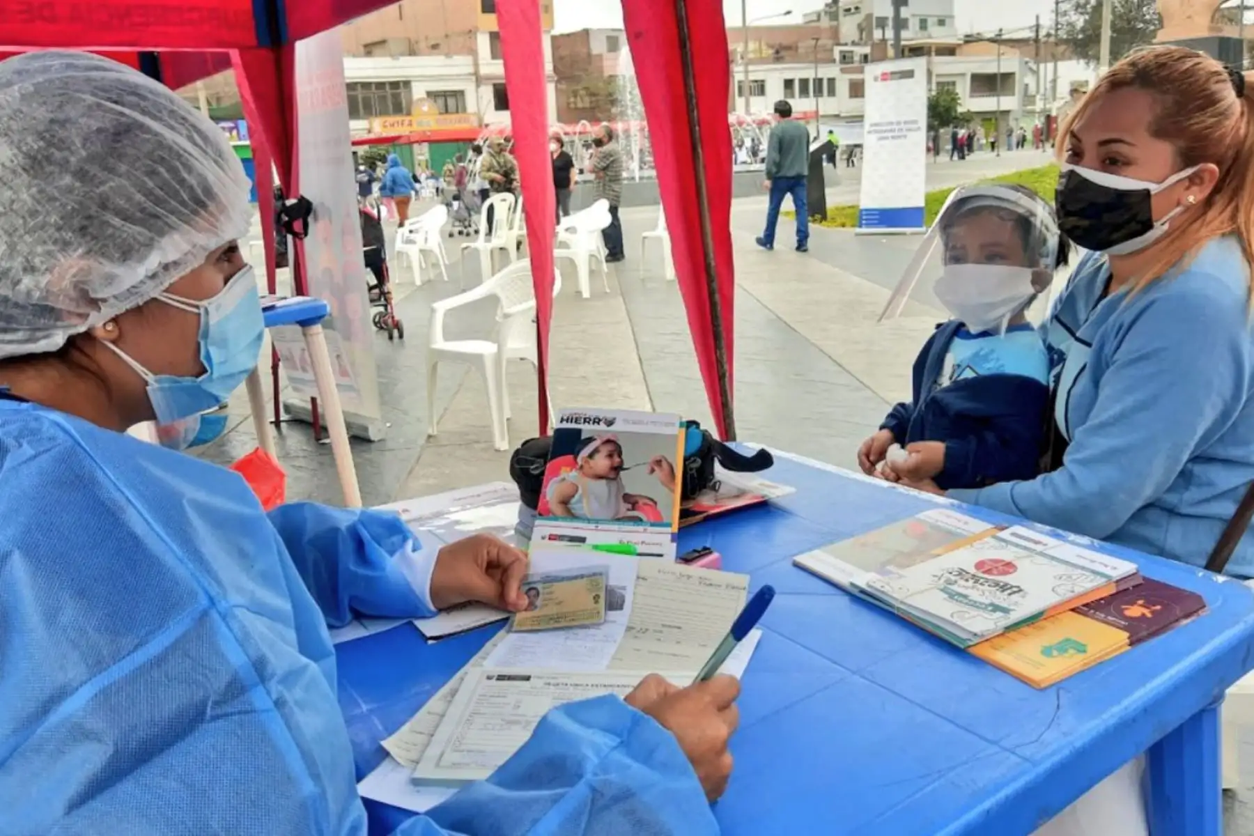 Vecinos de Lima Norte reciben atención médica integral en la Plaza de Armas de San Martín de Porres.Se brinda vacunación, descarte de anemia y VIH, orientación para prevenir la tuberculosis, entre otros servicios. Foto: ANDINA/Minsa