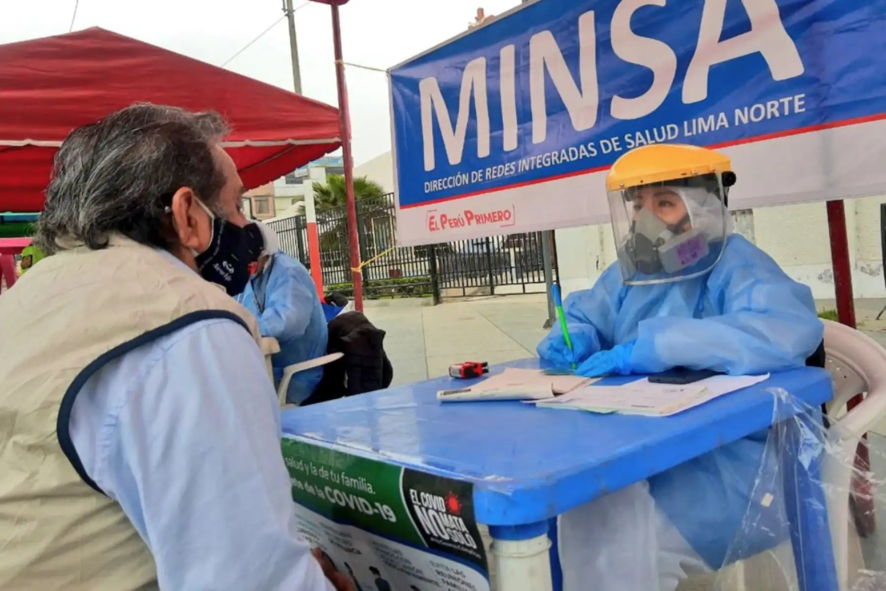 Vecinos de Lima Norte reciben atención médica integral en la Plaza de Armas de San Martín de Porres.Se brinda vacunación, descarte de anemia y VIH, orientación para prevenir la tuberculosis, entre otros servicios. Foto: ANDINA/Minsa