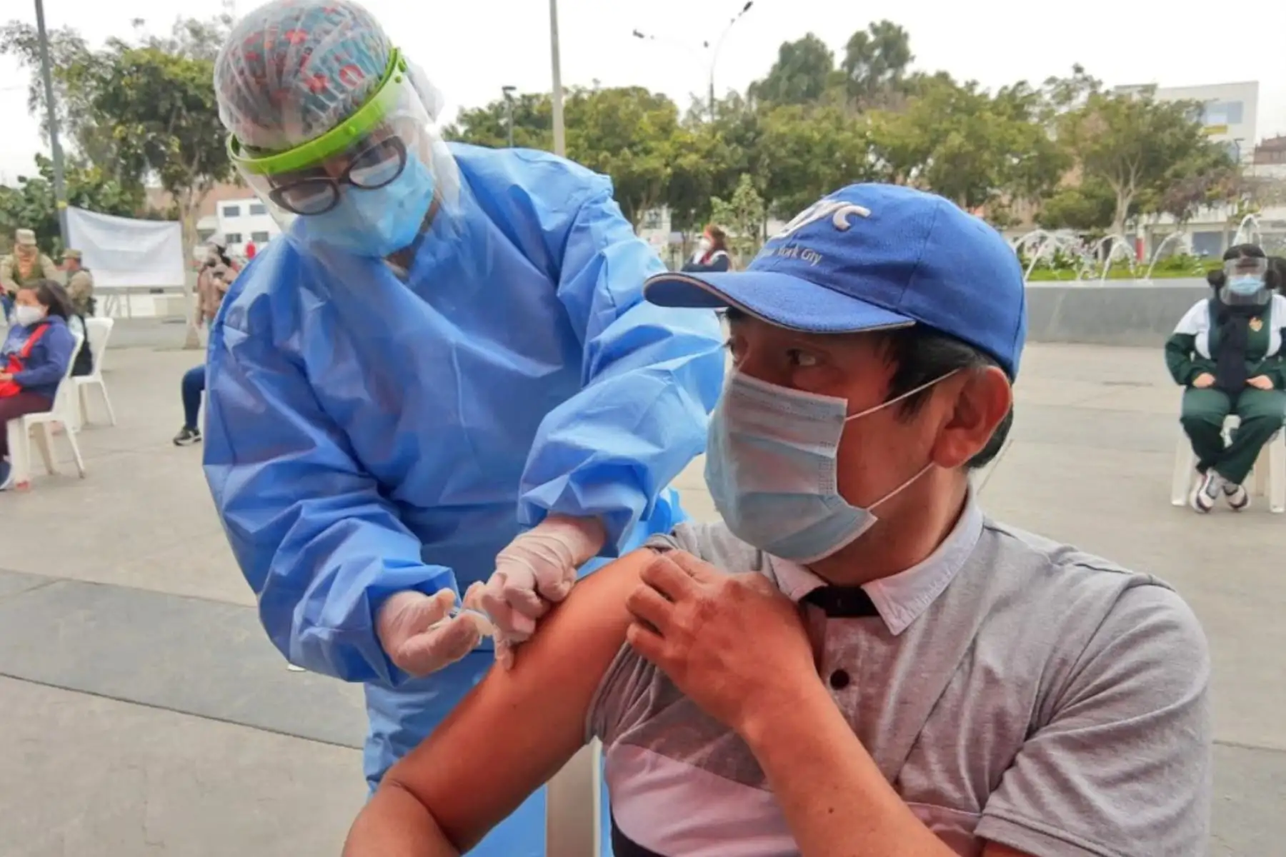 Vecinos de Lima Norte reciben atención médica integral en la Plaza de Armas de San Martín de Porres.Se brinda vacunación, descarte de anemia y VIH, orientación para prevenir la tuberculosis, entre otros servicios. Foto: ANDINA/Minsa
