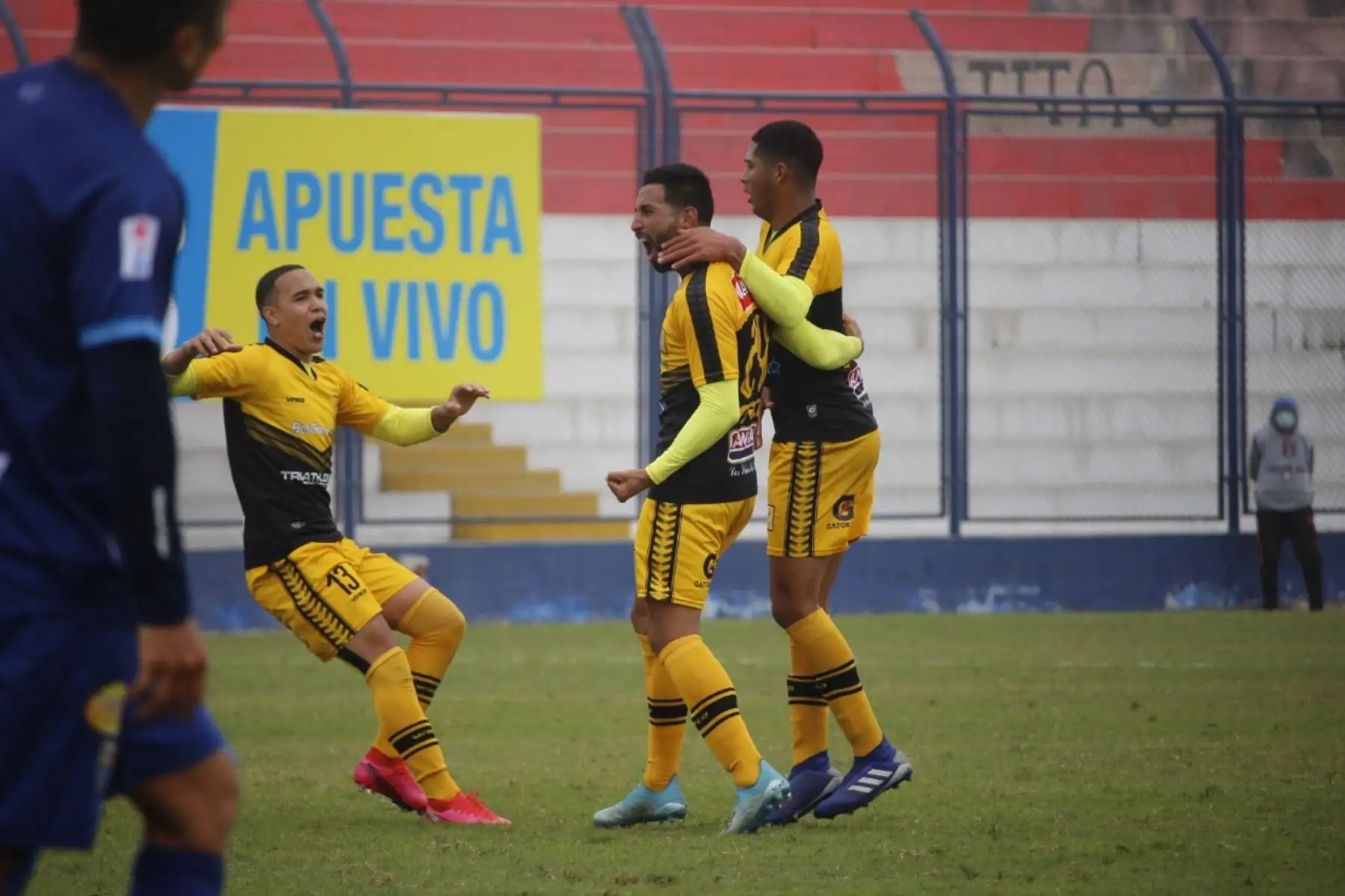 El futbolista V. Salas de Cantolao celebra junto a sus compañeros tras anotar el empate ante Carlos Stein por la fecha 15 de la Liga 1, en el estadio Iván Elías Moreno. @LigaFutProf