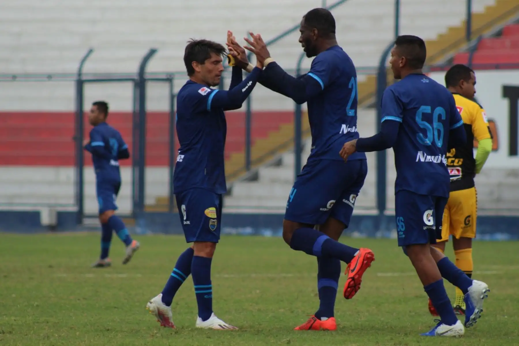 El futbolista Janeiler Rivas de Carlos Stein celebra junto a su compañero tras anotar el empate ante Cantolao por la fecha 15 de la Liga 1, en el estadio Iván Elías Moreno. @LigaFutProf