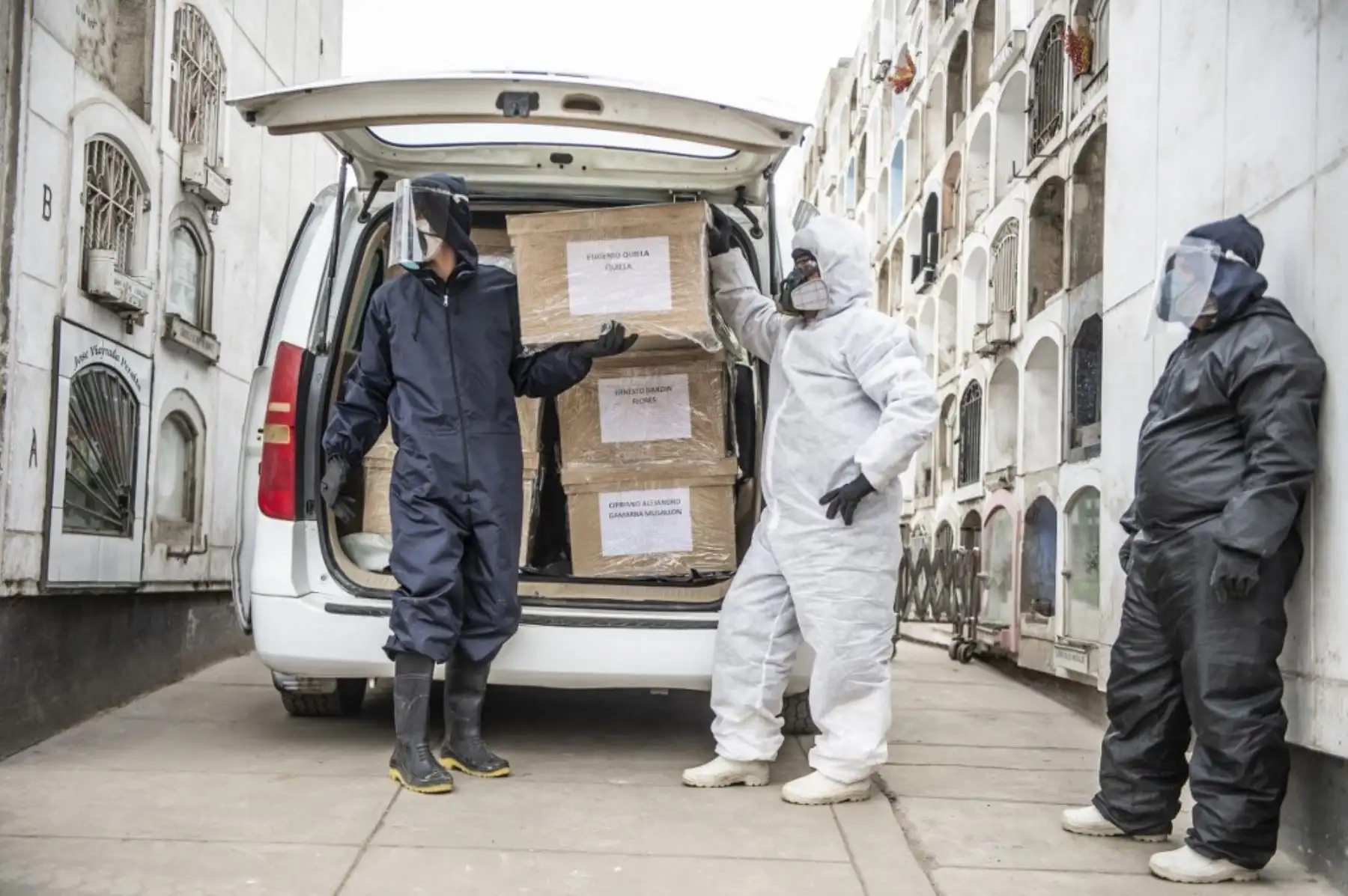 Trabajadores junto a los ataúdes de las víctimas del Covid-19, en el cementerio El Ángel, en Lima. Más de un millón de personas han muerto a causa del coronavirus. Foto:AFP