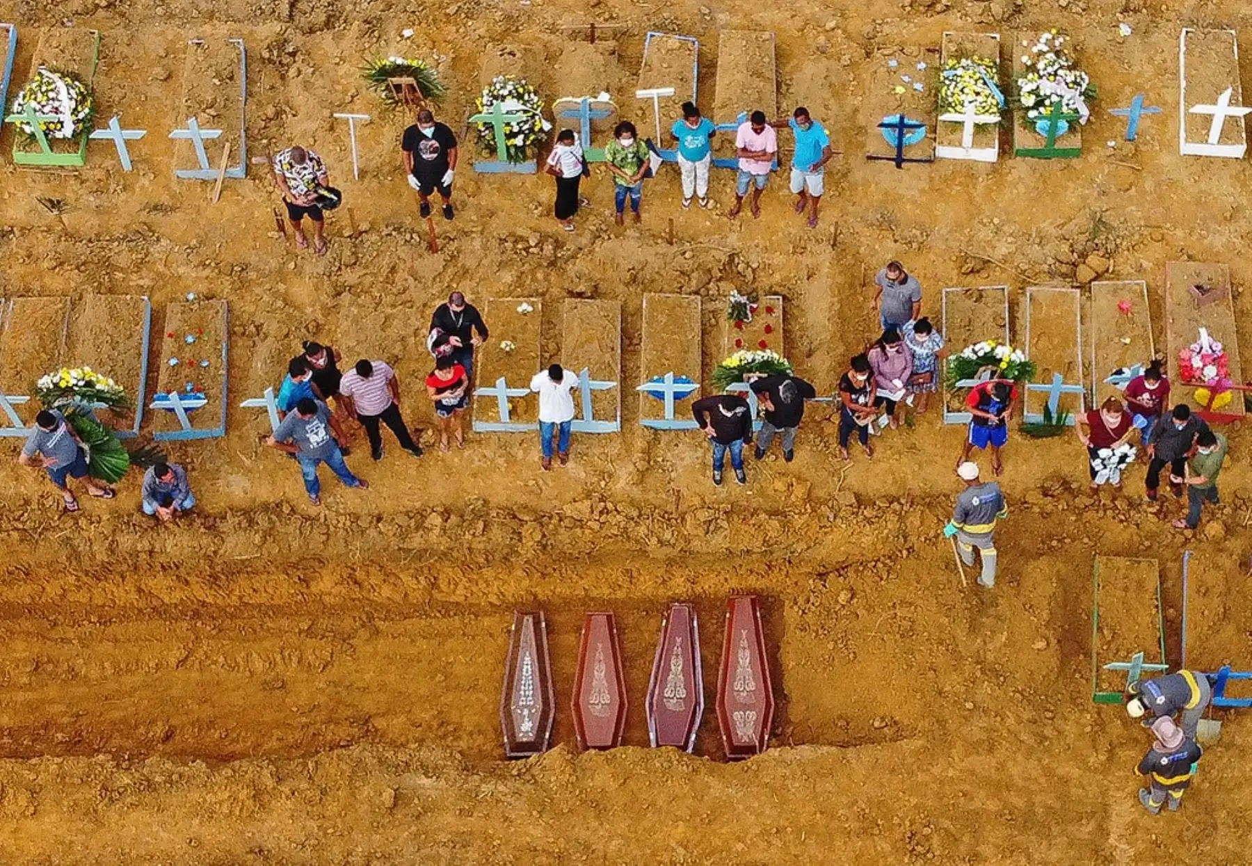 Vista panorámica muestra un entierro que tiene lugar en un área donde se han excavado nuevas tumbas en el cementerio de Nossa Senhora Aparecida, en Manaus, en la selva amazónica de Brasil. Foto: AFP