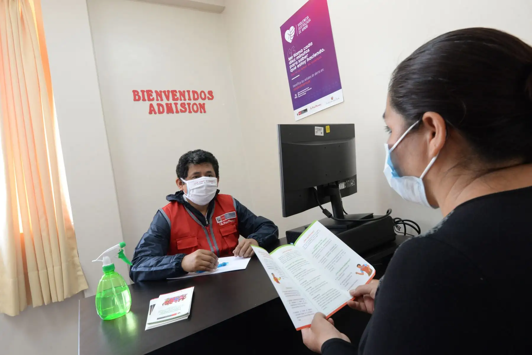 La política es que los servicios lleguen a la ciudadanía, asegura la ministra de la Mujer, quien también insta a que todas las personas reporten si son testigos de situaciones de violencia y ayuden así a la protección de las víctimas.ANDINA/Difusión