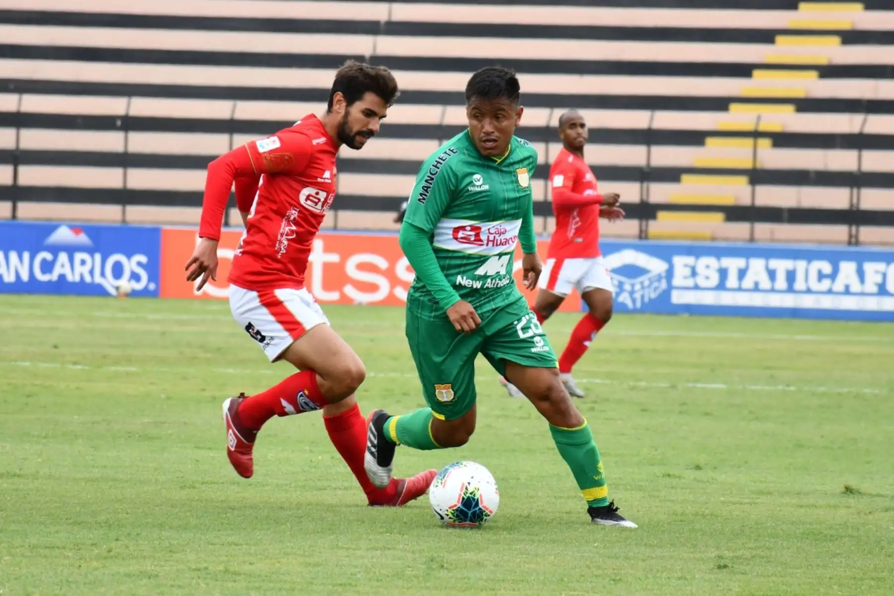 El futbolista V. Peña de Sport Huancayo se enfrenta a su rival de Cienciano por la jornada 15 de la Liga 1, en el estadio Miguel Grau del Callao. Foto: @LigaFutProf