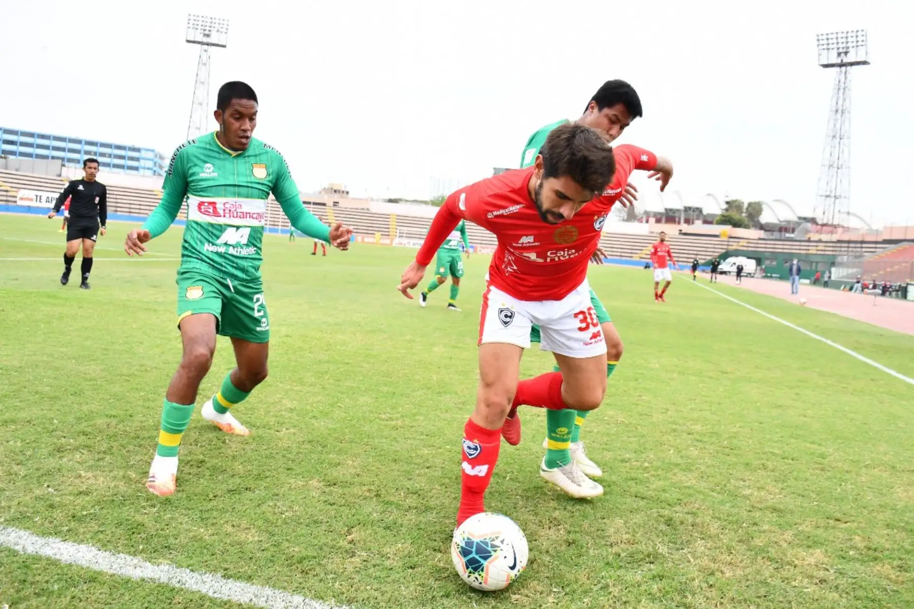 El futbolista P. Larrauri del Cienciano protege el balón ante marca de su rival de Sport Huancayo por la jornada 15 de la Liga 1, en el estadio Miguel Grau del Callao. Foto: @LigaFutProf