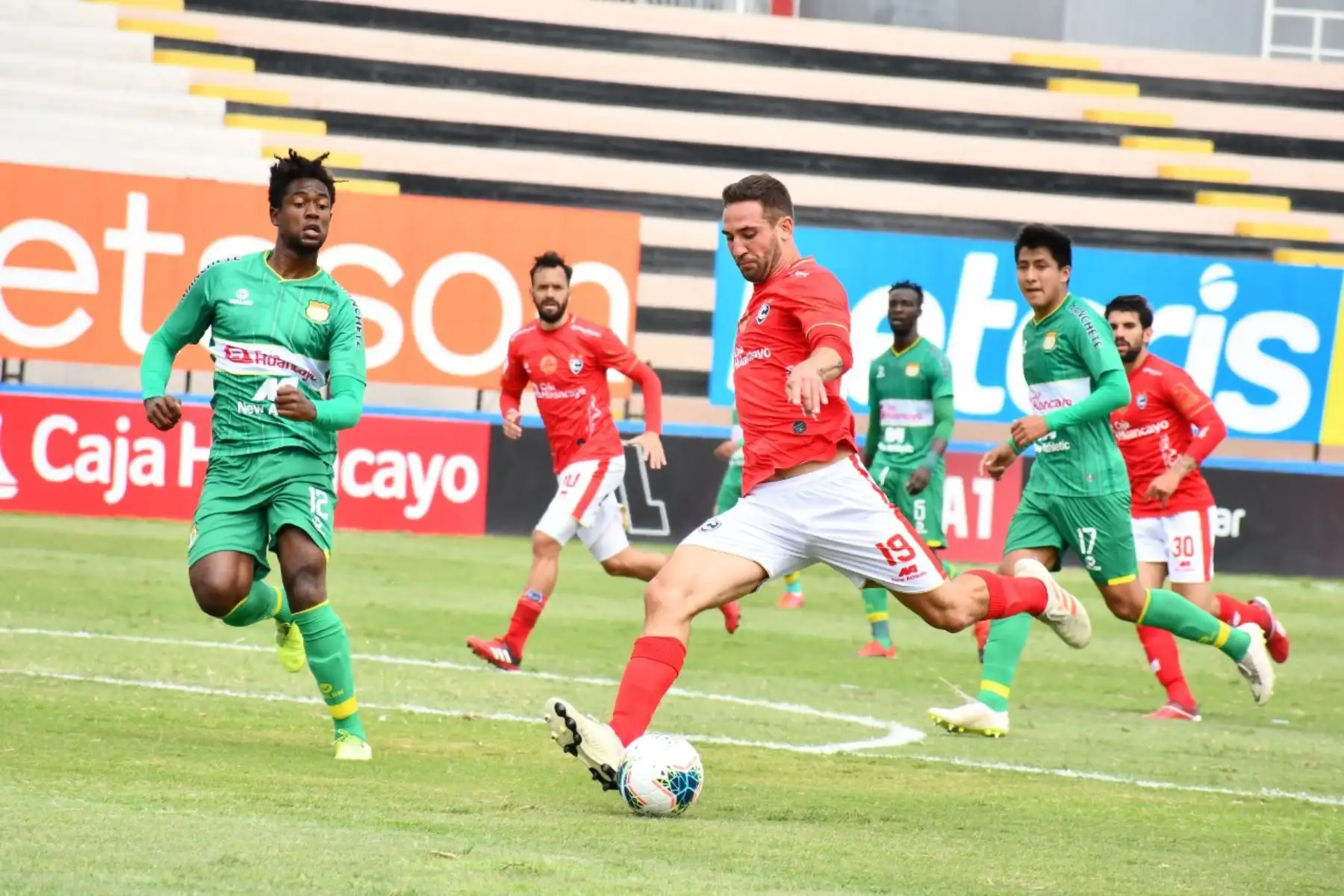 El futbolista B. Naranjo de Cienciano remata al arco de Sport Huancayo por la jornada 15 de la Liga 1, en el estadio Miguel Grau del Callao. Foto: @LigaFutProf