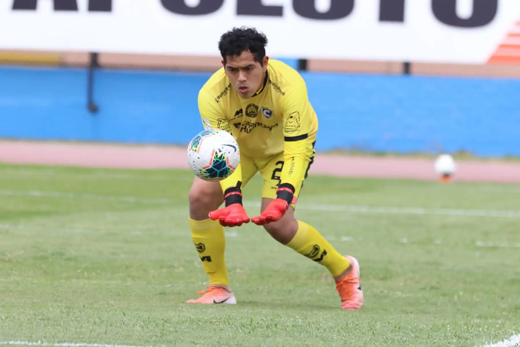 El portero J. Barbieri del Cienciano atrapa el balón durante partido frente a Sport Huancayo por la jornada 15 de la Liga 1, en el estadio Miguel Grau del Callao. Foto: @LigaFutProf