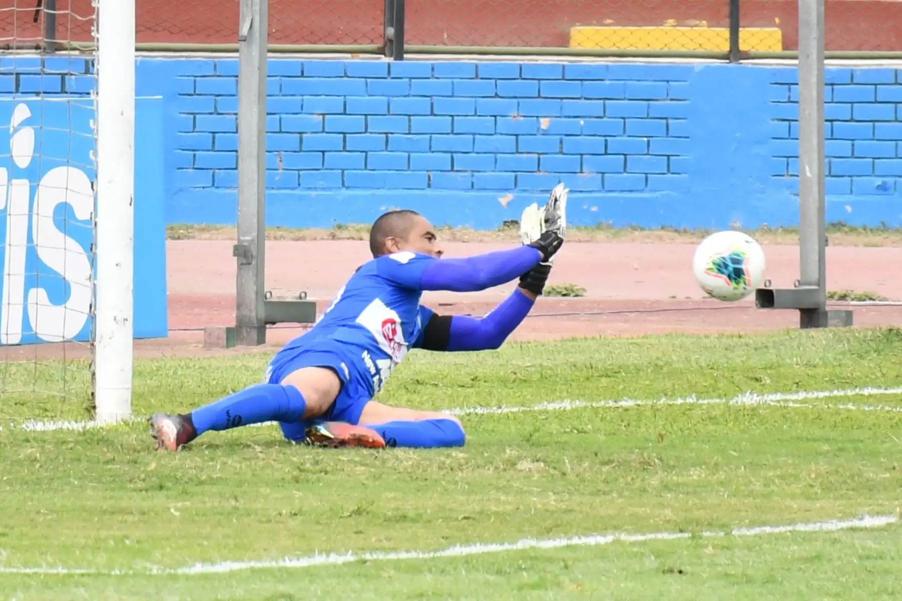 El portero J. Pinto de Sport Huancayo atrapa el balón durante partido frente a Cienciano por la jornada 15 de la Liga 1, en el estadio Miguel Grau del Callao. Foto: @LigaFutProf