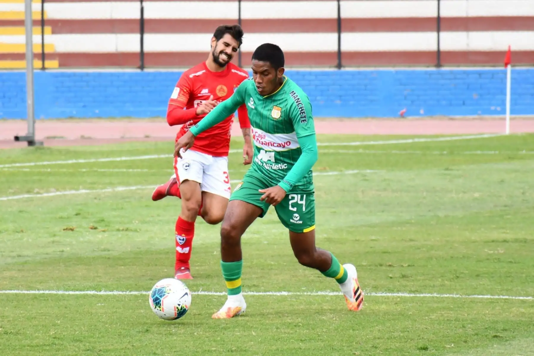 El futbolista V. Peña de Sport Huancayo se enfrenta por el balón ante su rival de Cienciano por la jornada 15 de la Liga 1, en el estadio Miguel Grau del Callao. Foto: @LigaFutProf