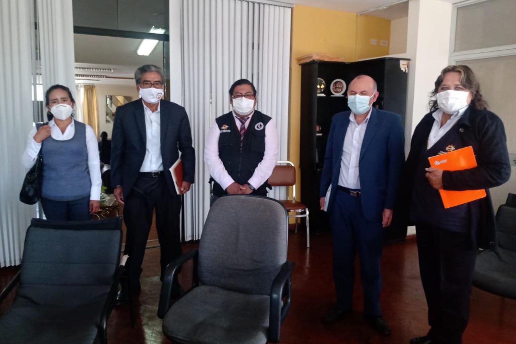 Ante el reporte de casos de covid-19, la alcaldesa de Chachas, Marta Huamaní, se reunió con autoridades de Salud de la ciudad de Arequipa.