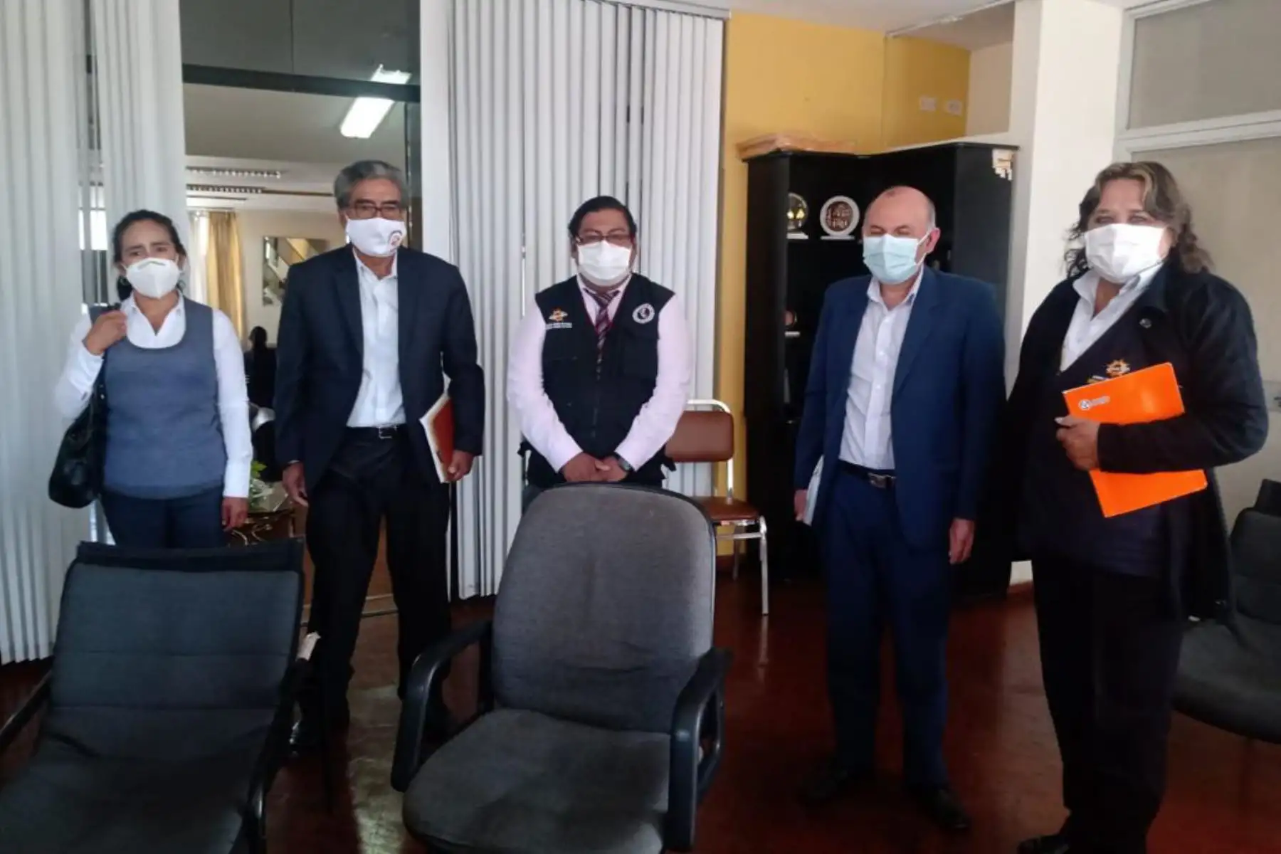 Ante el reporte de casos de covid-19, la alcaldesa de Chachas, Marta Huamaní, se reunió con autoridades de Salud de la ciudad de Arequipa.