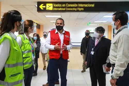 Ministro de Transportes y Comunicaciones, Carlos Estremadoyro (al centro) supervisa medidas sanitarias en el aeropuerto internacional Jorge Chávez.  Foto: Cortesía.
