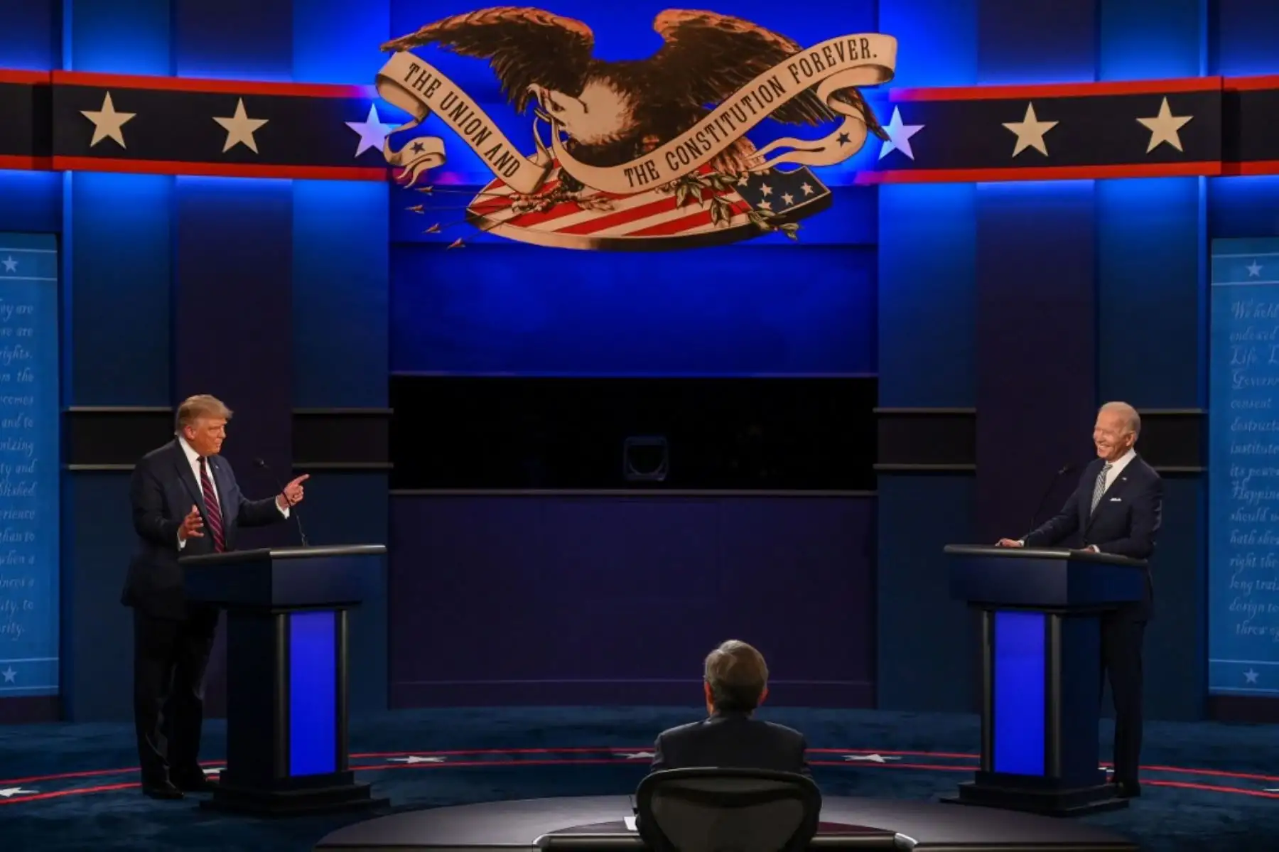 El presidente de los Estados Unidos, Donald Trump, y el candidato presidencial demócrata Joe Biden debaten en la Case Western Reserve University y Cleveland Clinic en Cleveland, Ohio. Foto: AFP