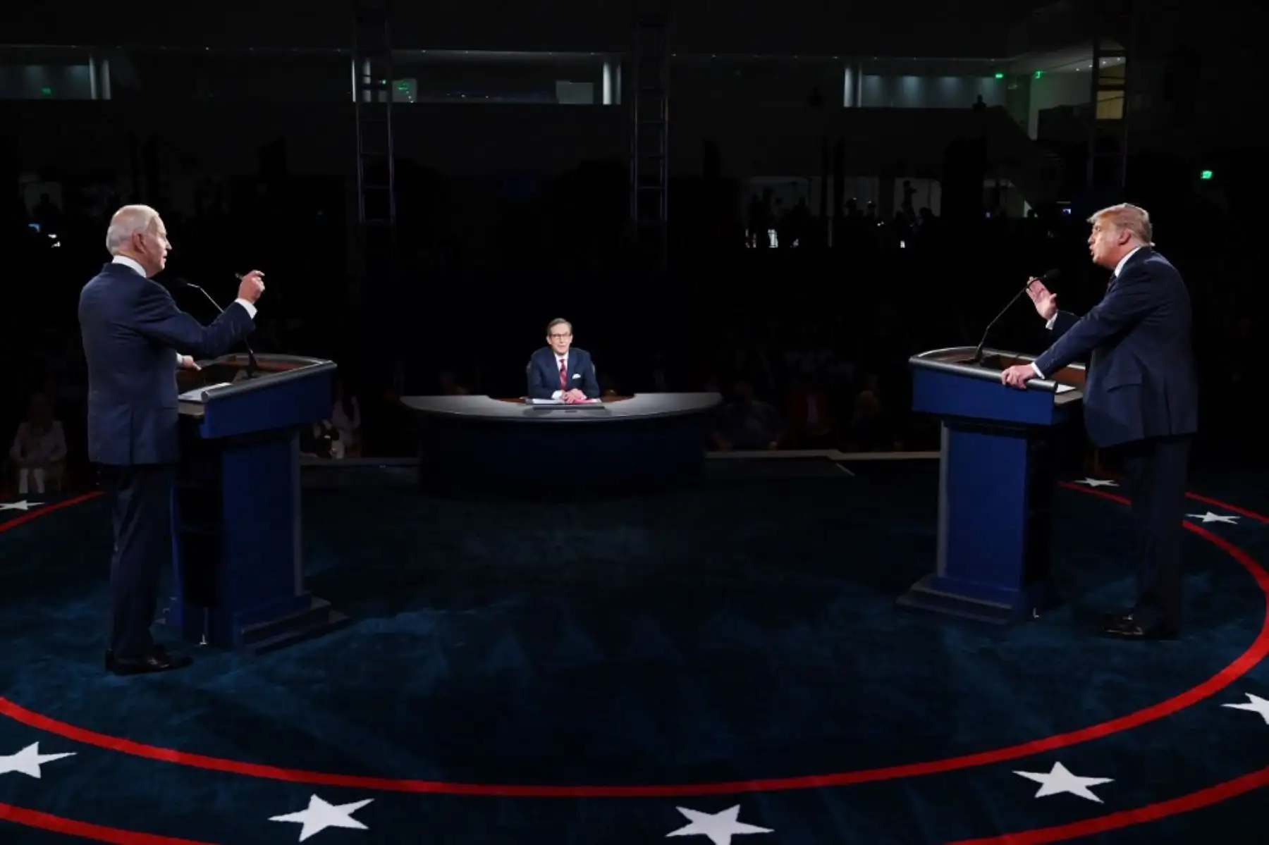 El presidente de los Estados Unidos, Donald Trump, y el candidato presidencial demócrata Joe Biden debaten en la Case Western Reserve University y Cleveland Clinic en Cleveland, Ohio. Foto: AFP