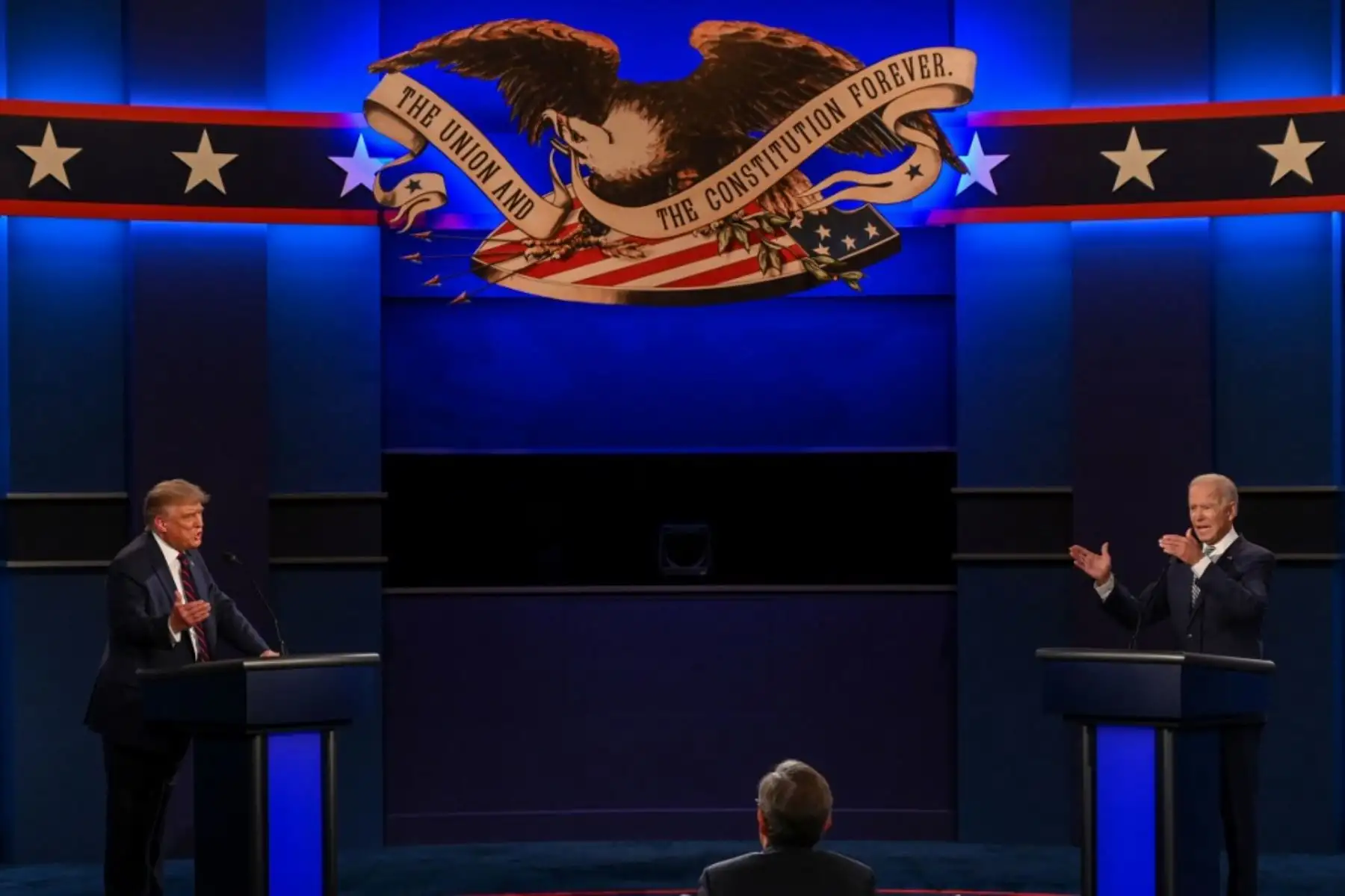 El presidente de los Estados Unidos, Donald Trump, y el candidato presidencial demócrata Joe Biden debaten en la Case Western Reserve University y Cleveland Clinic en Cleveland, Ohio. Foto: AFP
