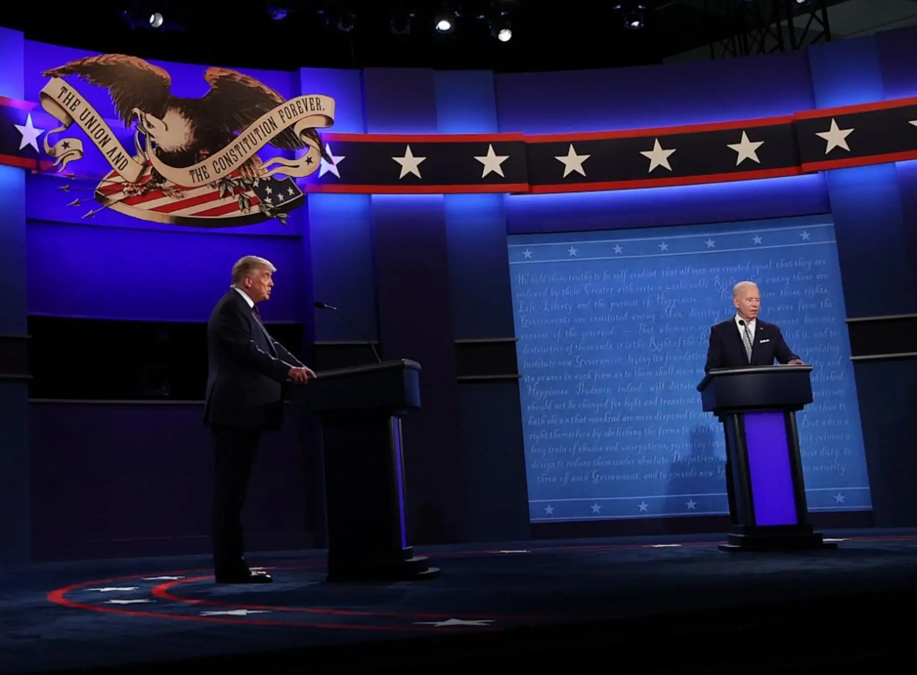 El presidente de los Estados Unidos, Donald Trump, y el candidato presidencial demócrata Joe Biden debaten en la Case Western Reserve University y Cleveland Clinic en Cleveland, Ohio. Foto: AFP