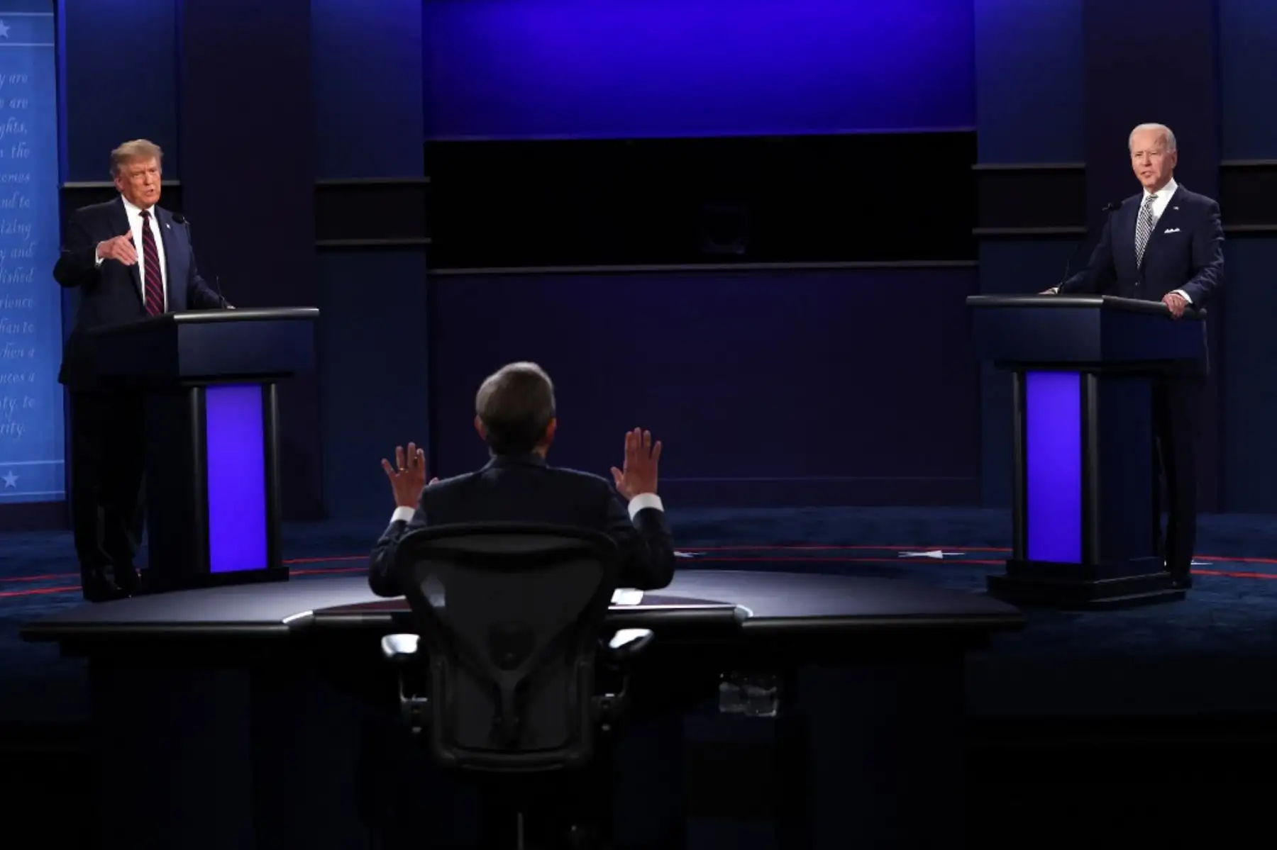 El presidente de los Estados Unidos, Donald Trump, y el candidato presidencial demócrata Joe Biden debaten en la Case Western Reserve University y Cleveland Clinic en Cleveland, Ohio. Foto: AFP